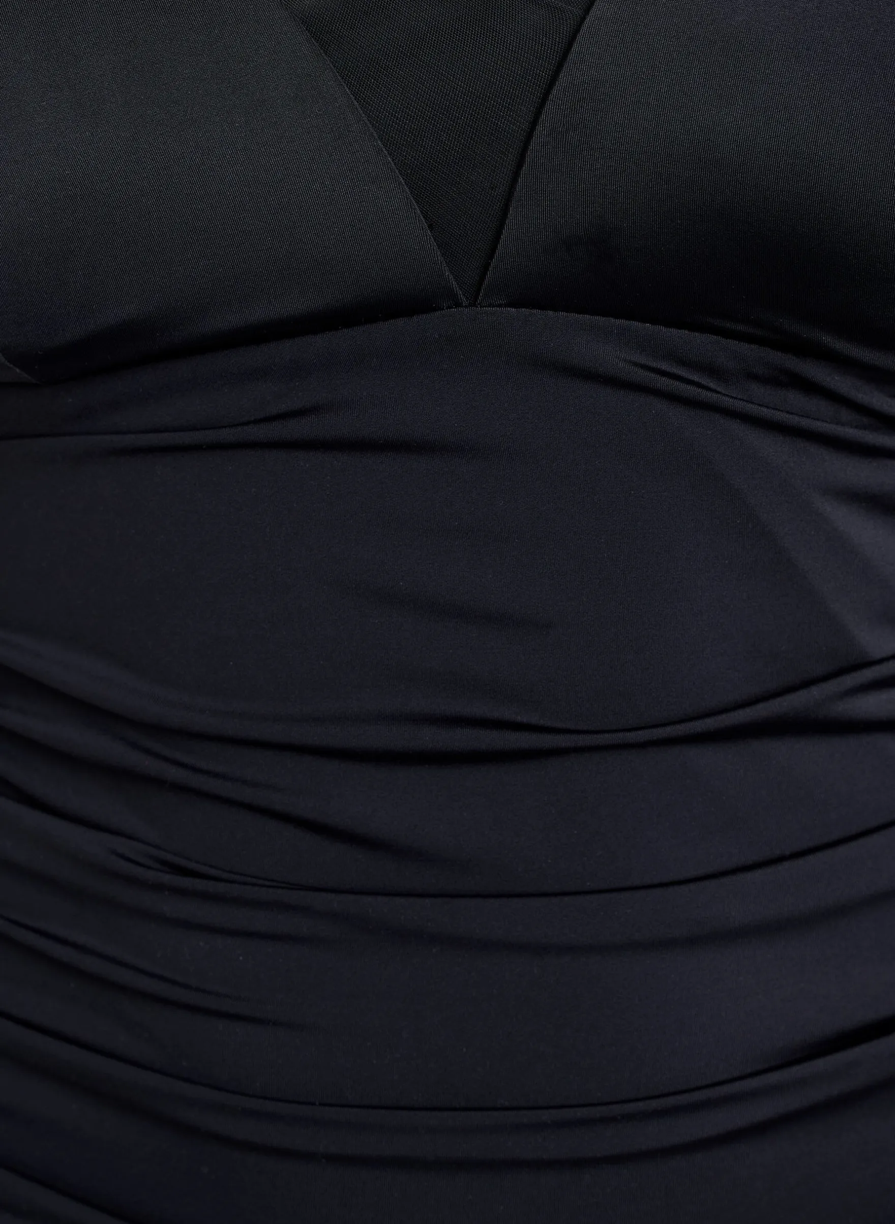 Badeanzug mit V-Ausschnitt und Mesh-Detail