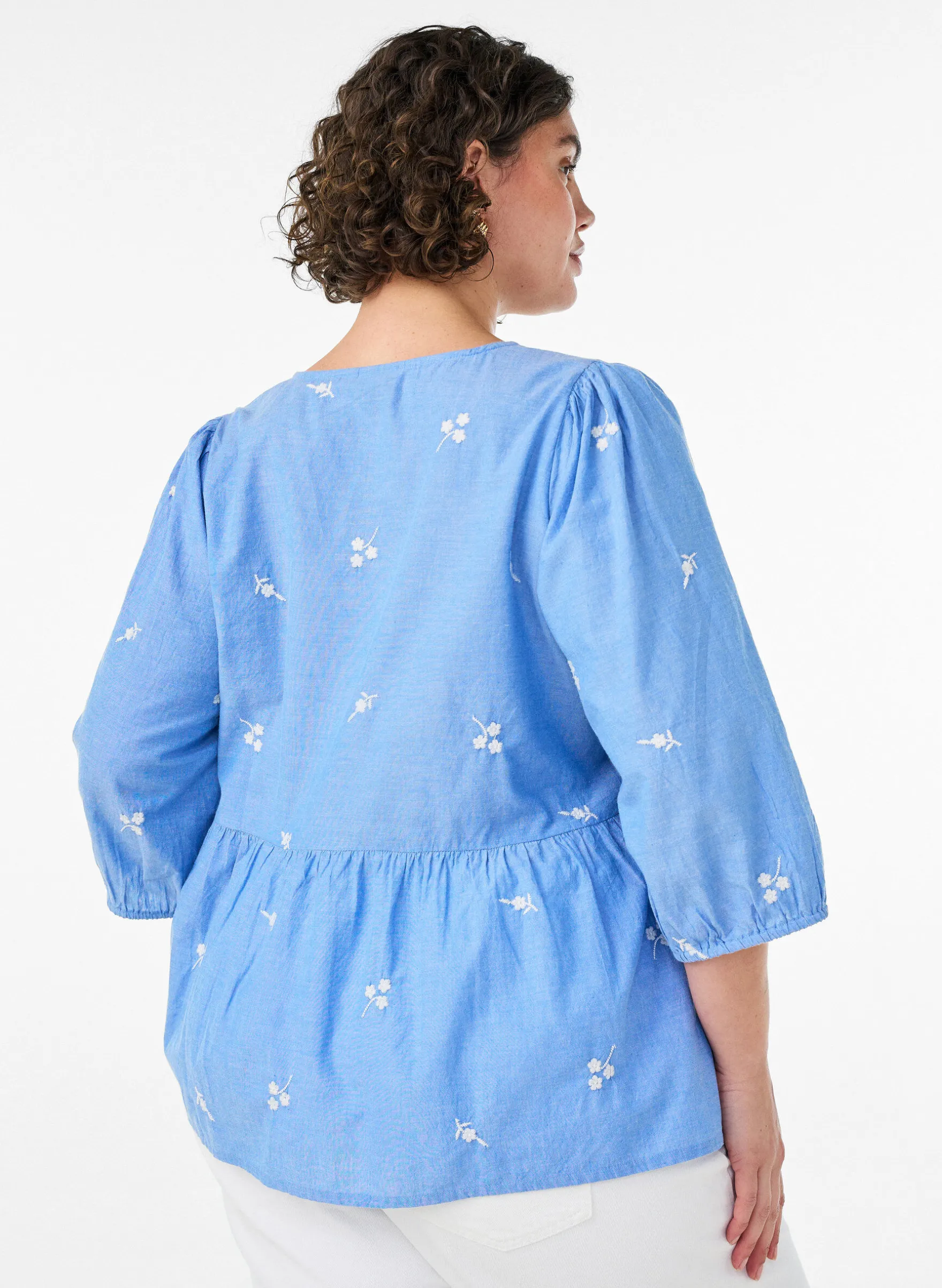 Bluse aus Baumwolle mit gestickten Blumen und Knopfverschluss