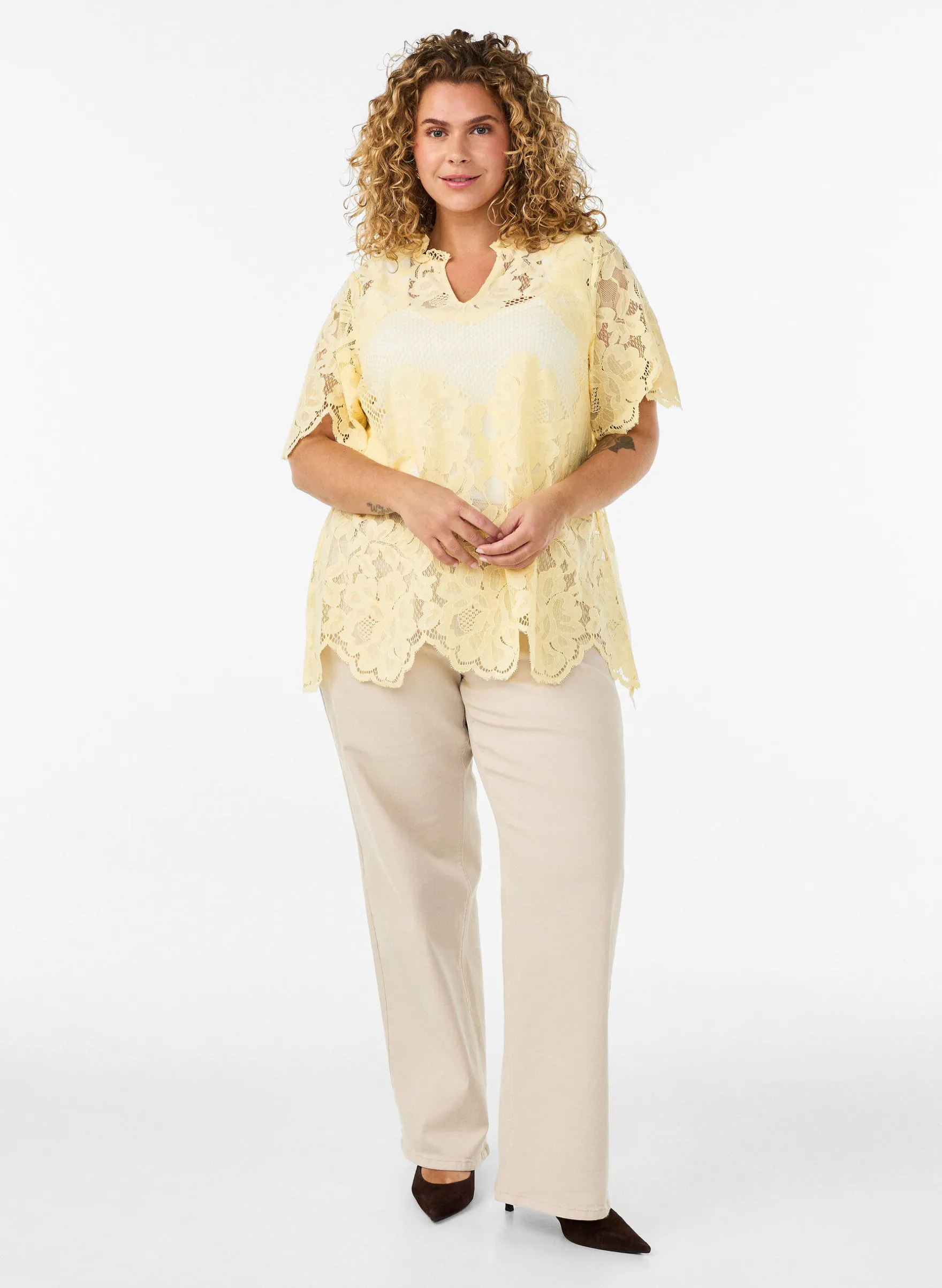 Bluse aus Spitze mit Rüschenkragen und kurzen Ärmeln