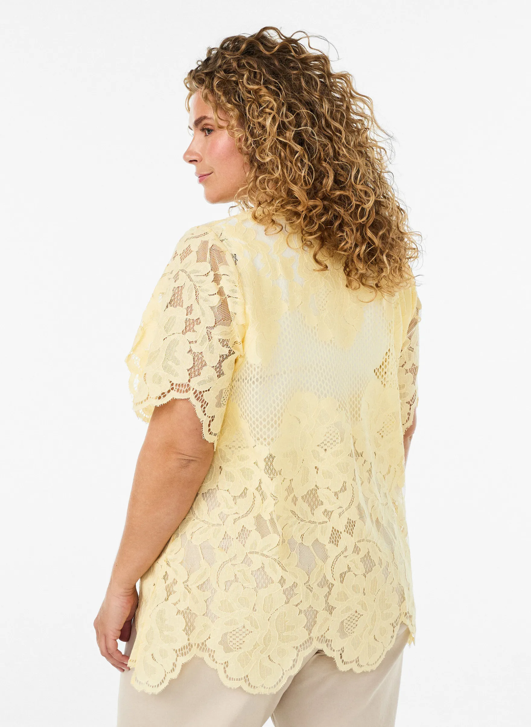 Bluse aus Spitze mit Rüschenkragen und kurzen Ärmeln