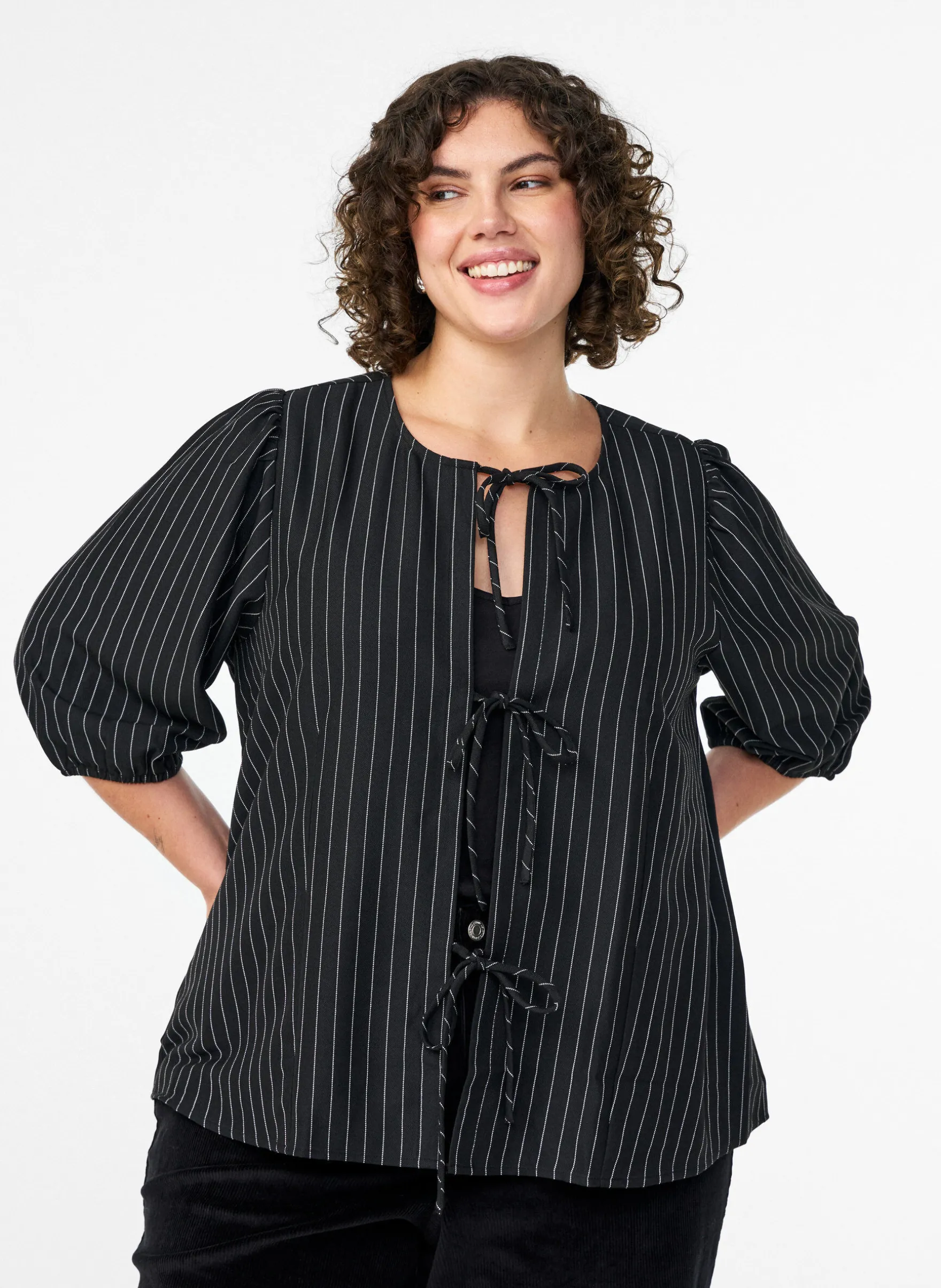 Bluse mit Nadelstreifen und Bindebändern