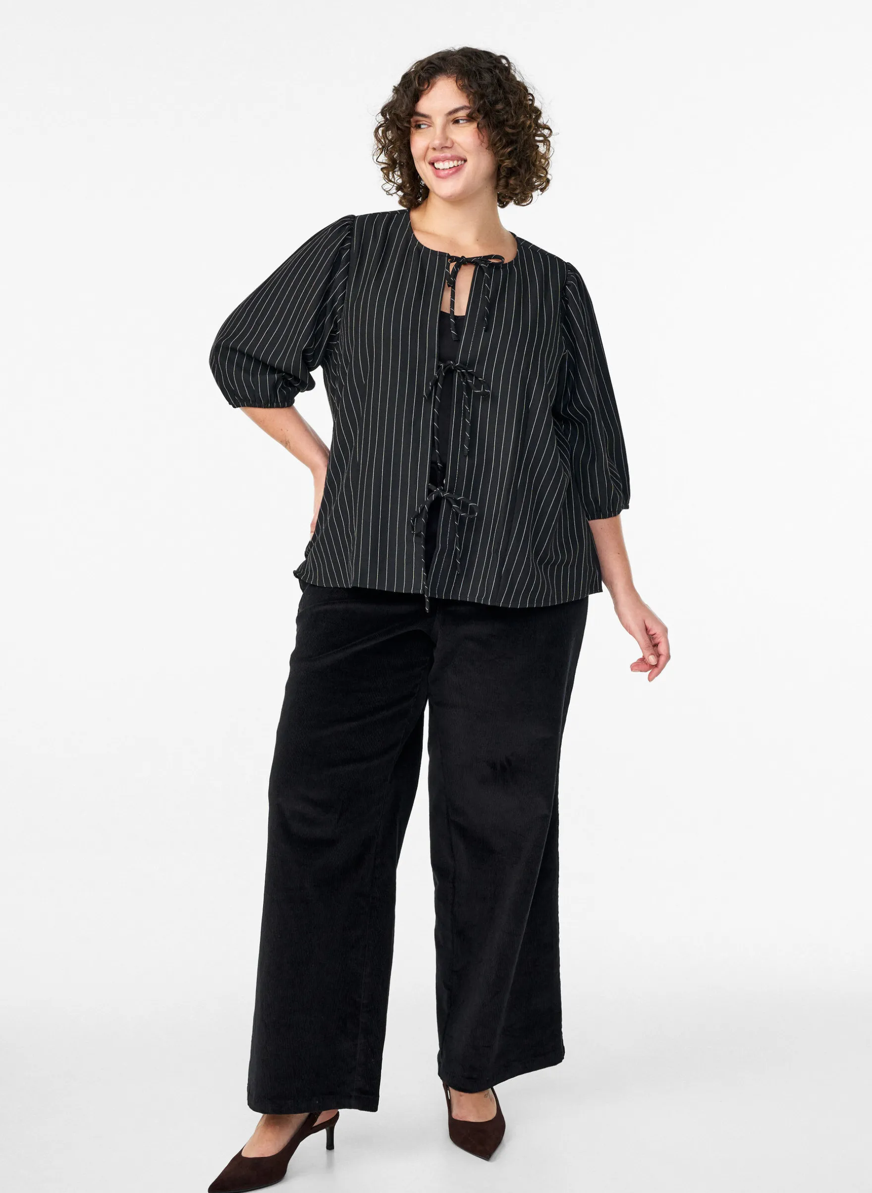Bluse mit Nadelstreifen und Bindebändern