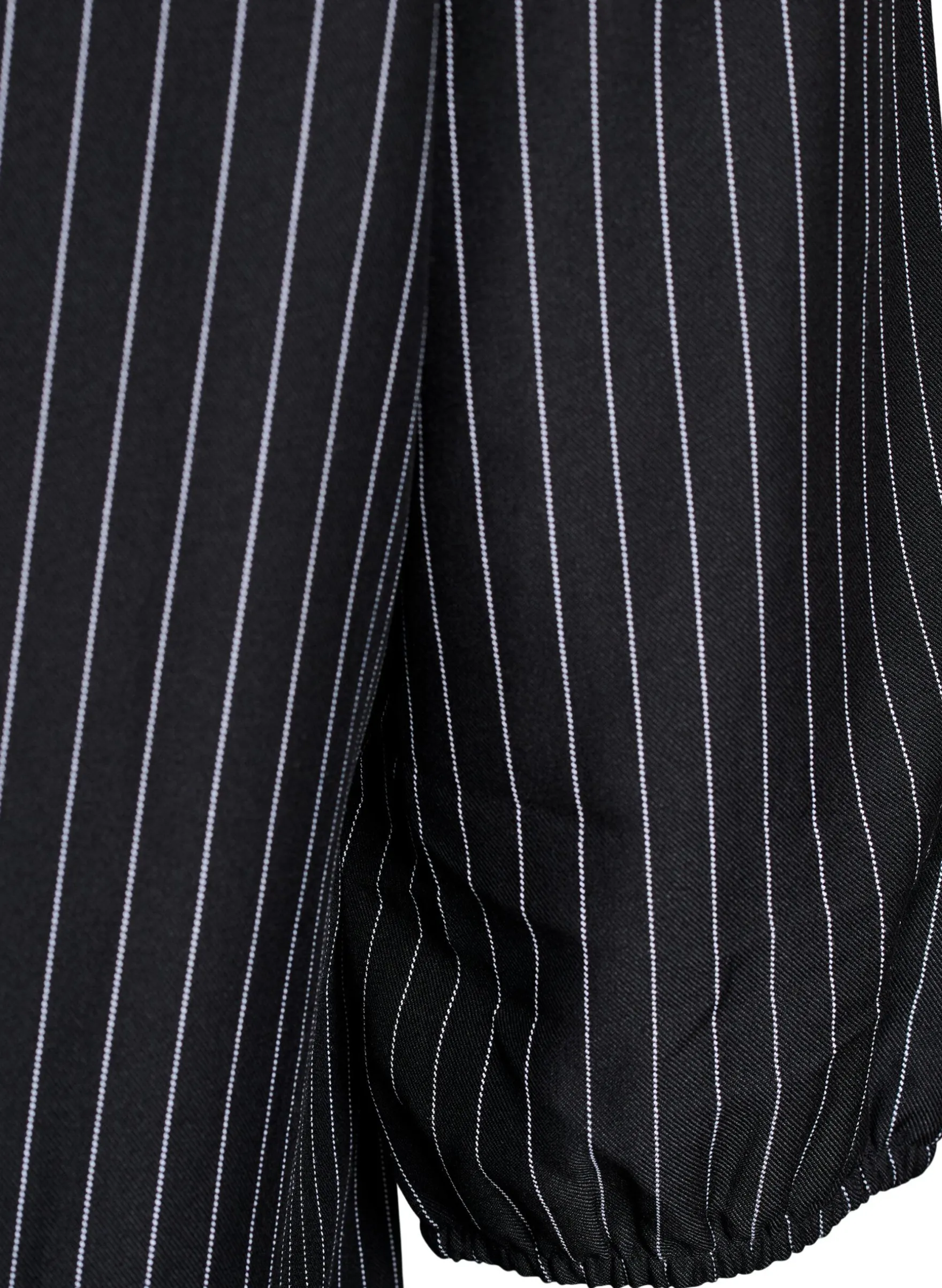 Bluse mit Nadelstreifen und Bindebändern