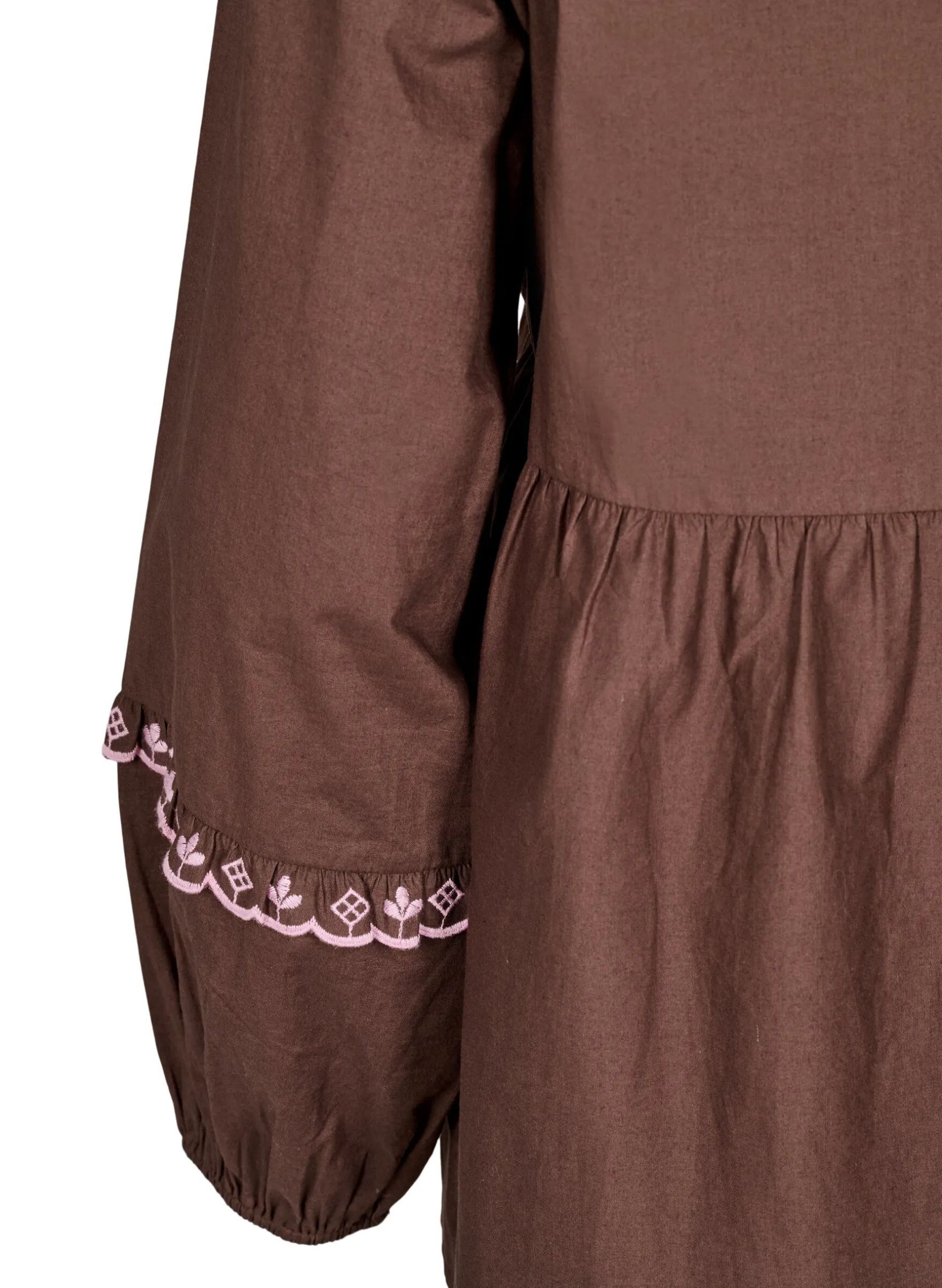 Bluse mit offener Vorderseite und aufwendigen Stickereien