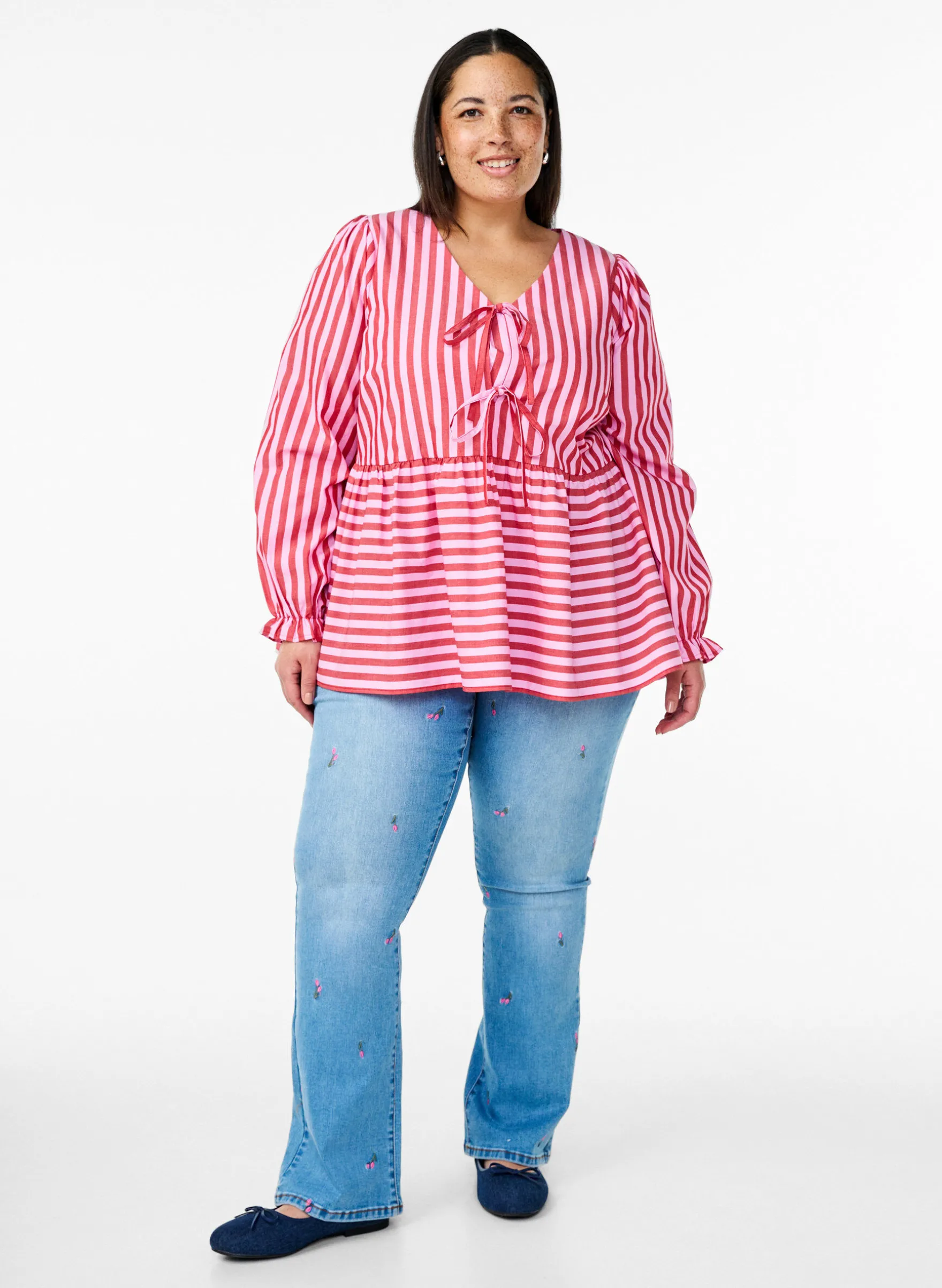 Bootcut Jeans mit gestickten Blumen