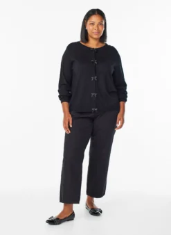 Cardigan mit perlenbestickten Schleifen und Druckknöpfen