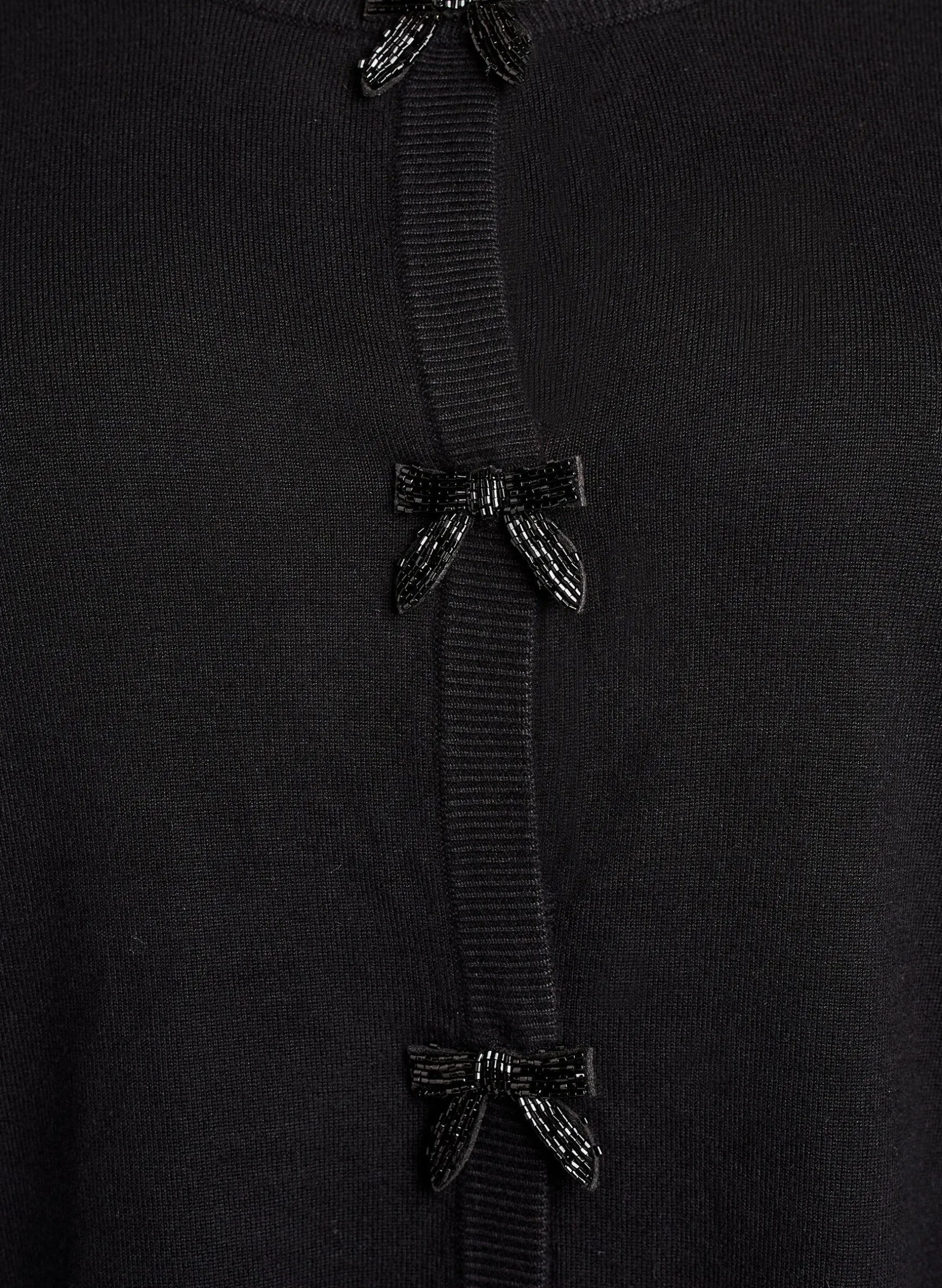 Cardigan mit perlenbestickten Schleifen und Druckknöpfen