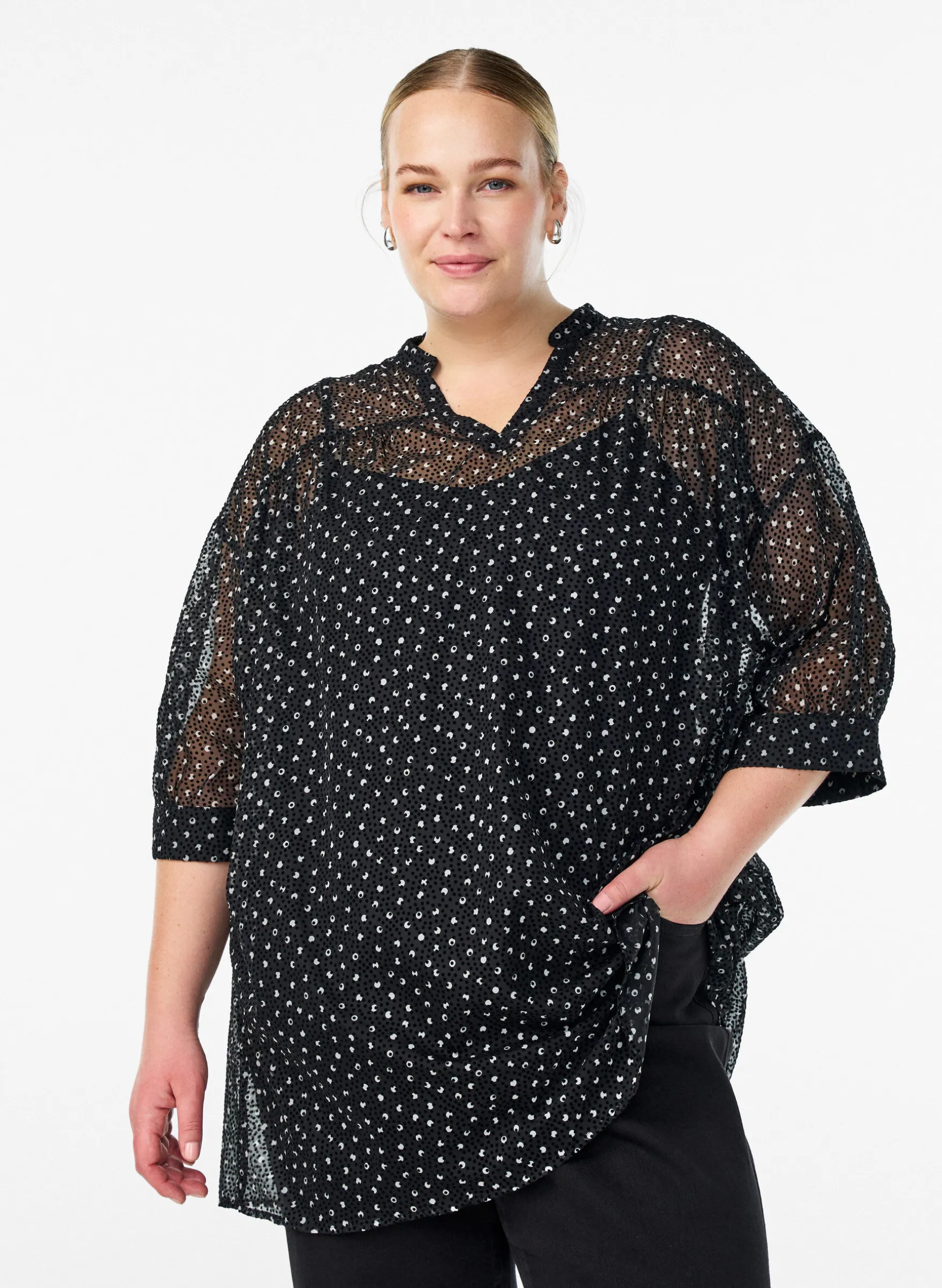 Chiffontunika mit Samtpunkte-Muster