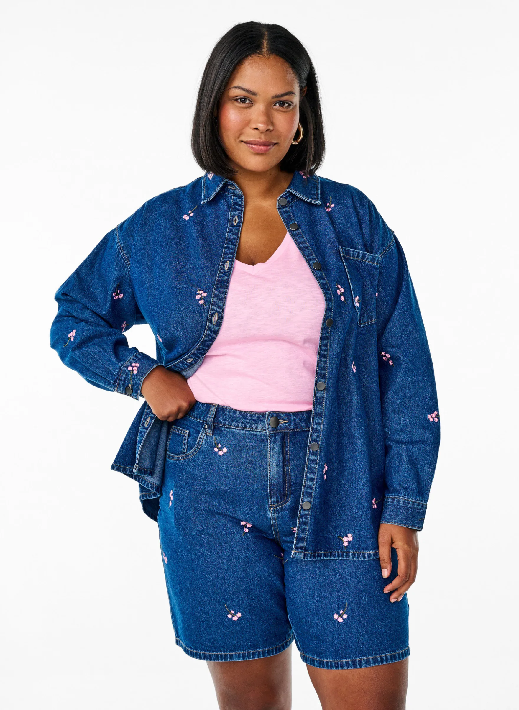 Denim-Shorts mit aufgestickten Blumen