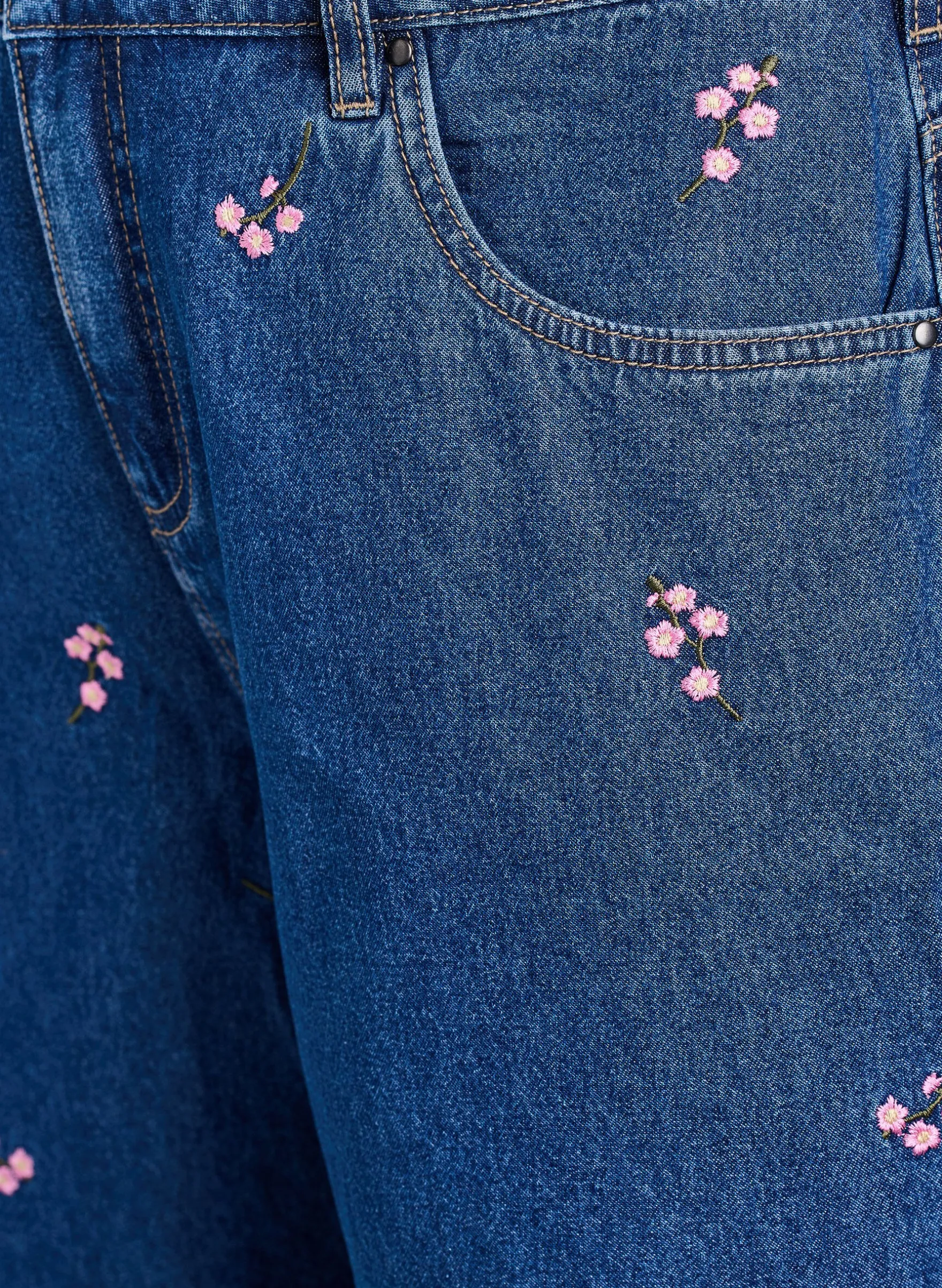Denim-Shorts mit aufgestickten Blumen
