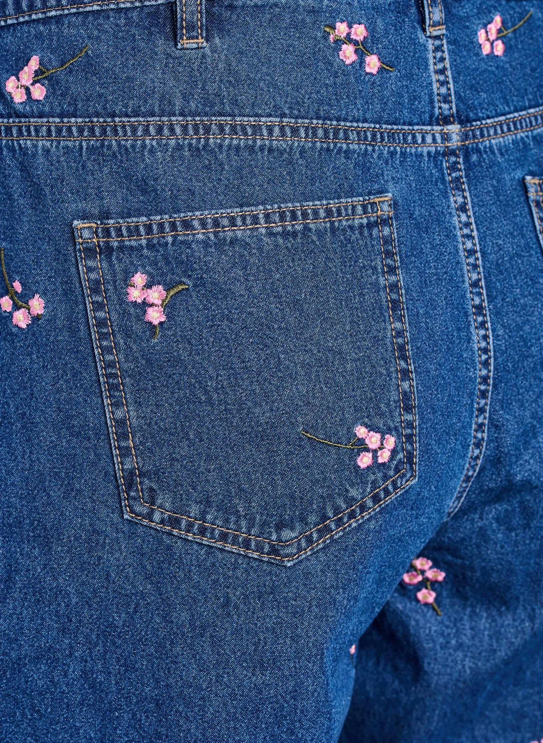 Denim-Shorts mit aufgestickten Blumen
