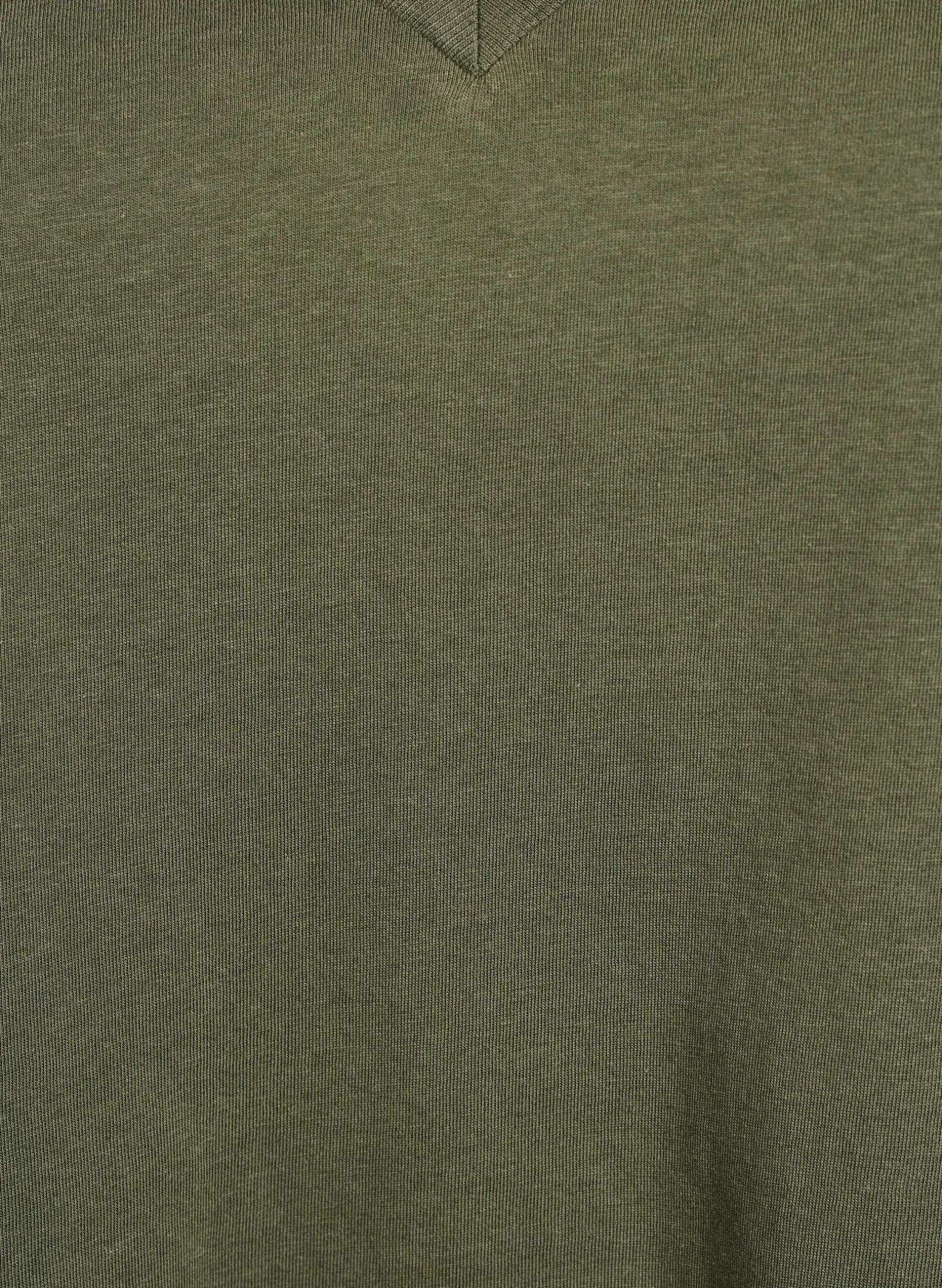 Einfaches T-Shirt aus Baumwolle mit V-Ausschnitt.