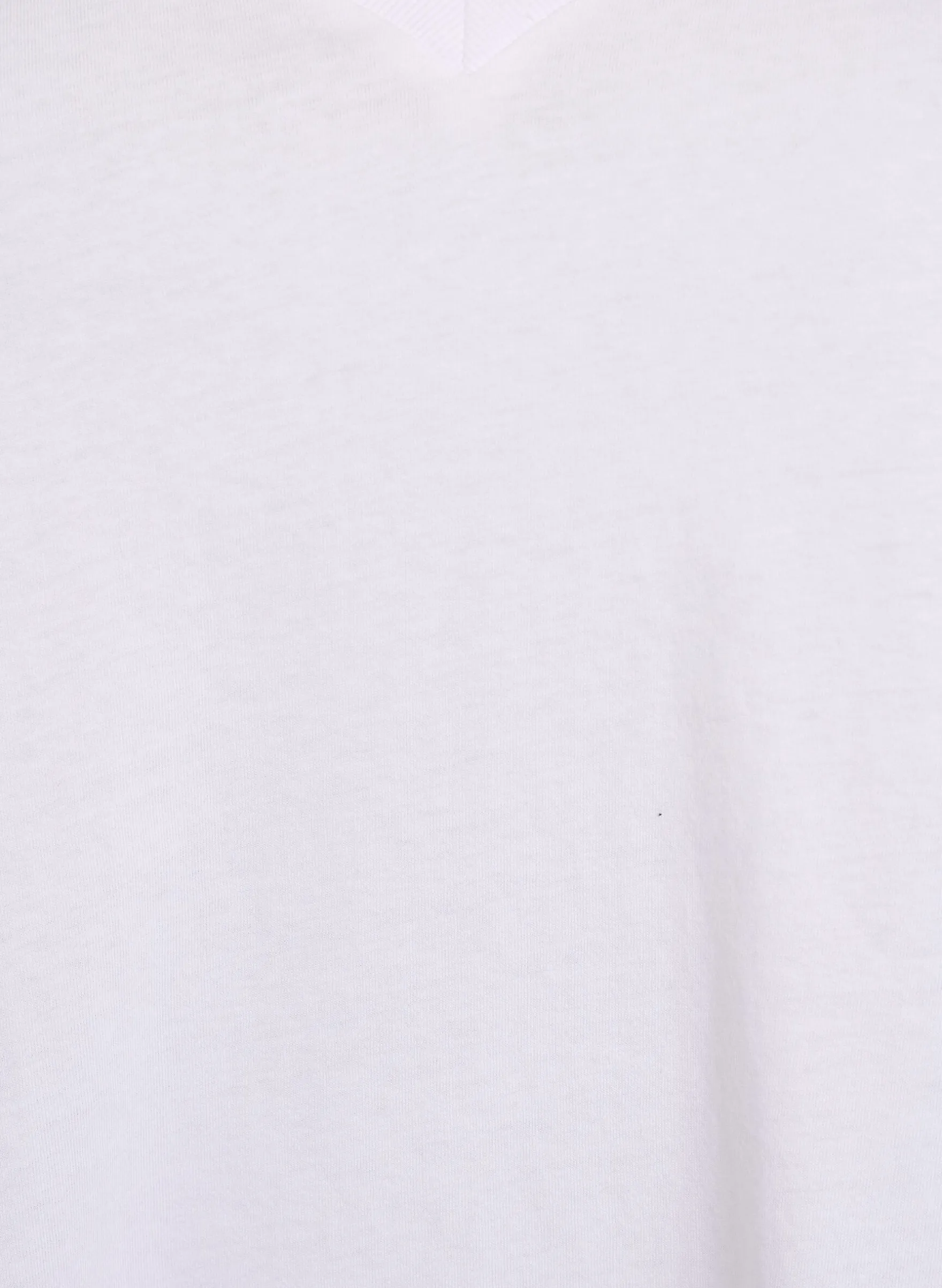 Einfaches T-Shirt aus Baumwolle mit V-Ausschnitt.