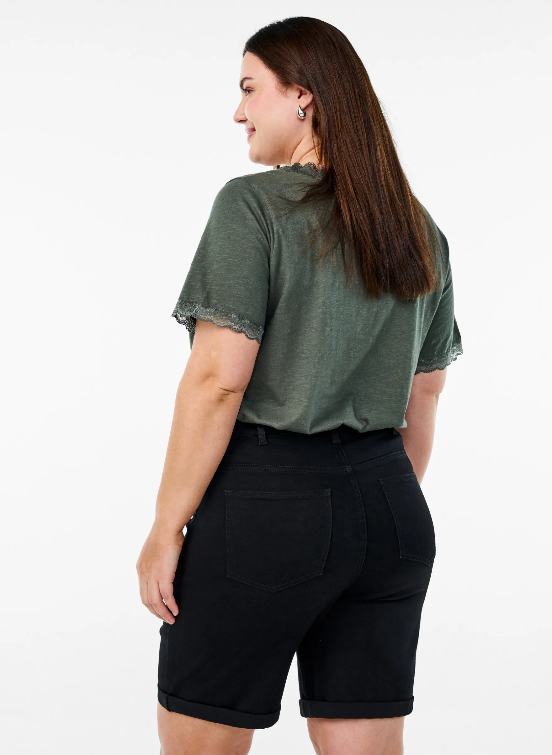 Eng anliegende Jeansshorts mit hoher Taille