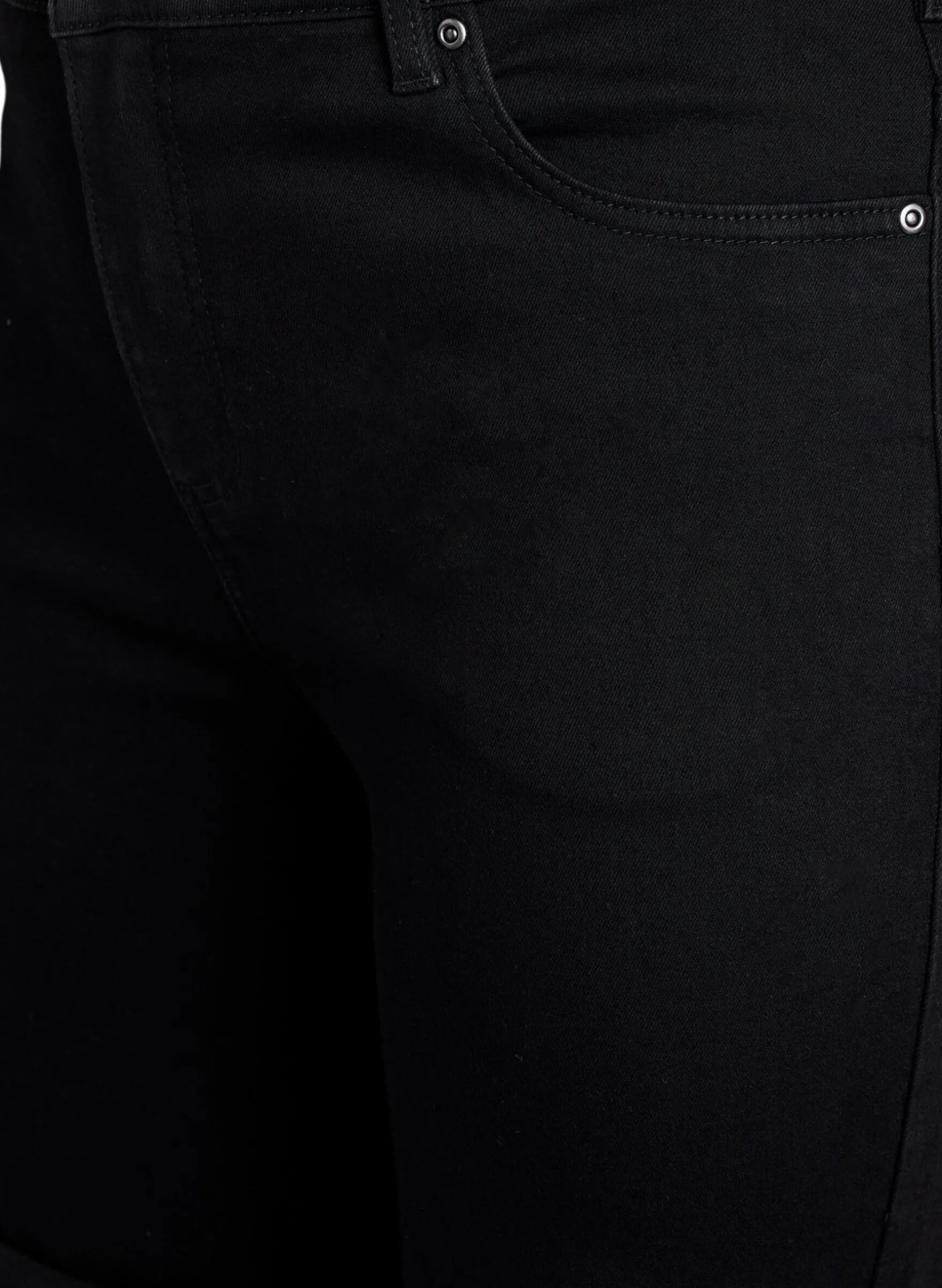 Eng anliegende Jeansshorts mit hoher Taille