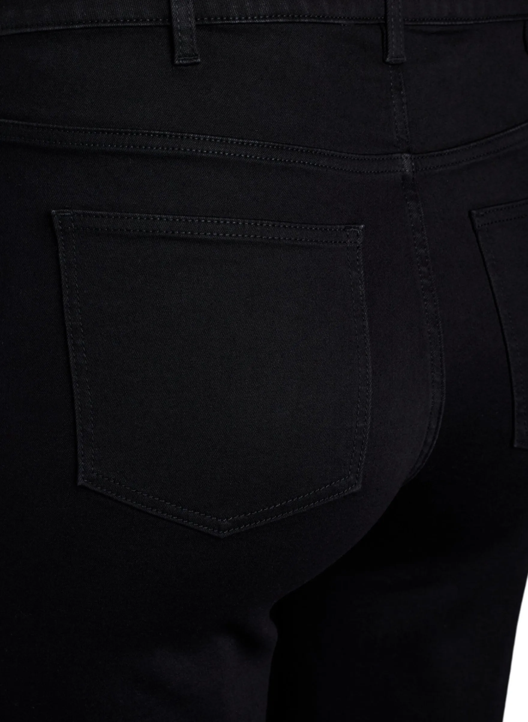 Eng anliegende Jeansshorts mit hoher Taille