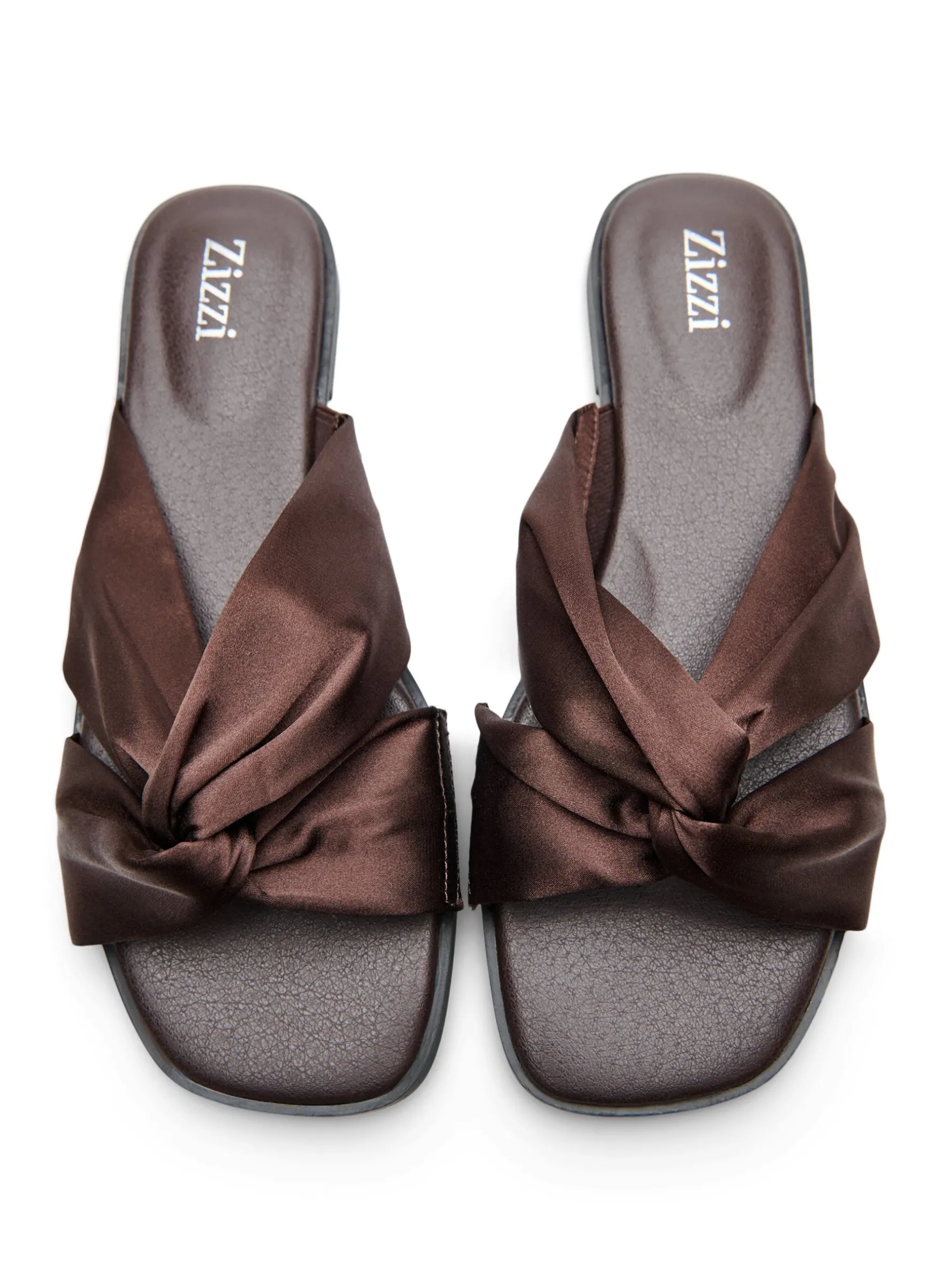 Extra Weite - Flache Sandalen mit gekreuzten Satinriemen