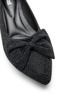 Extra Weite - Pumps mit Schleife und Strasssteinen