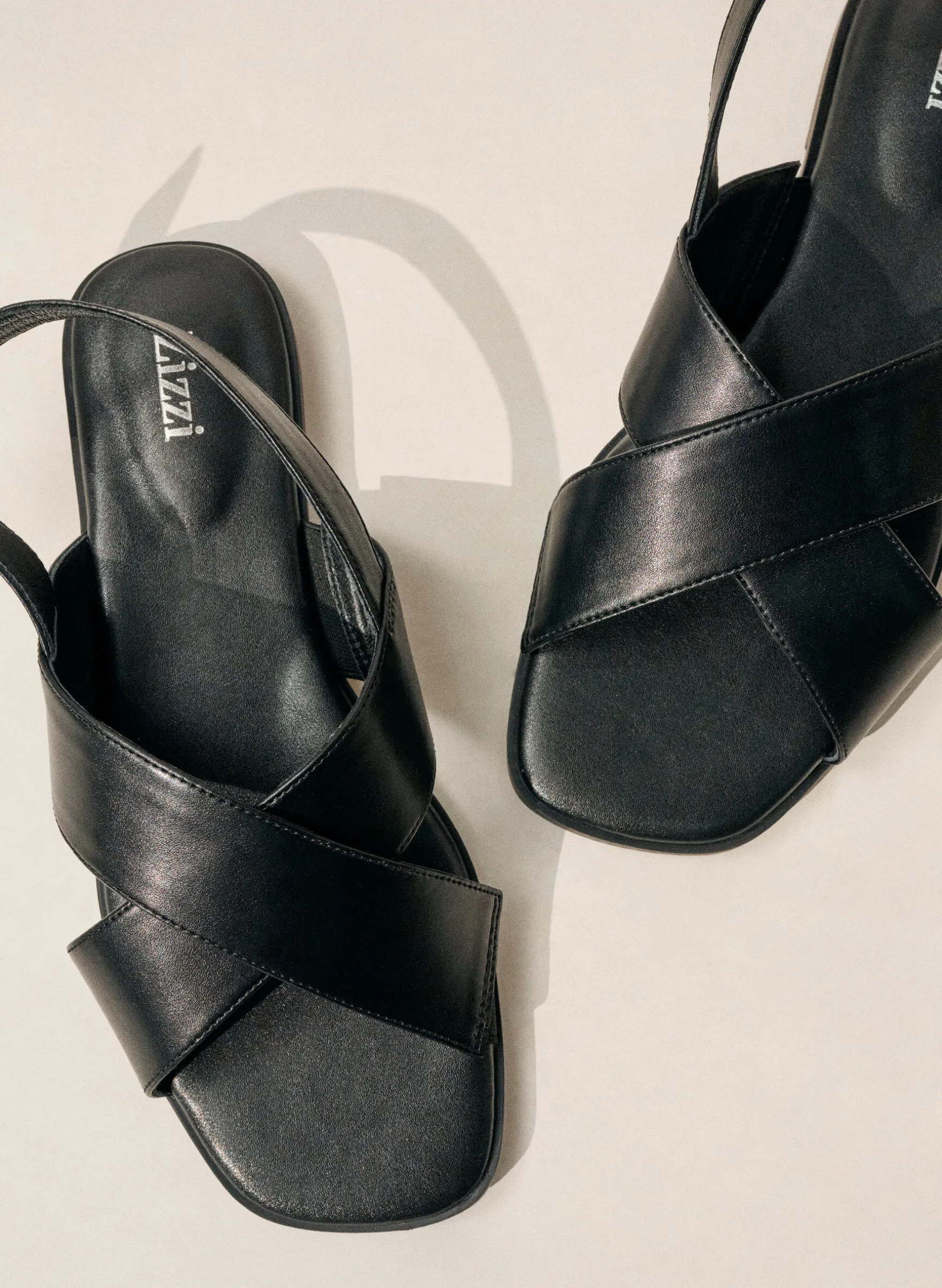 Extra Weite - Sandale aus Leder mit überkreuzten Riemen
