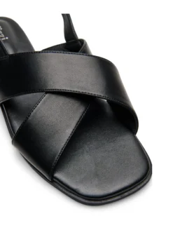 Extra Weite - Sandale aus Leder mit überkreuzten Riemen