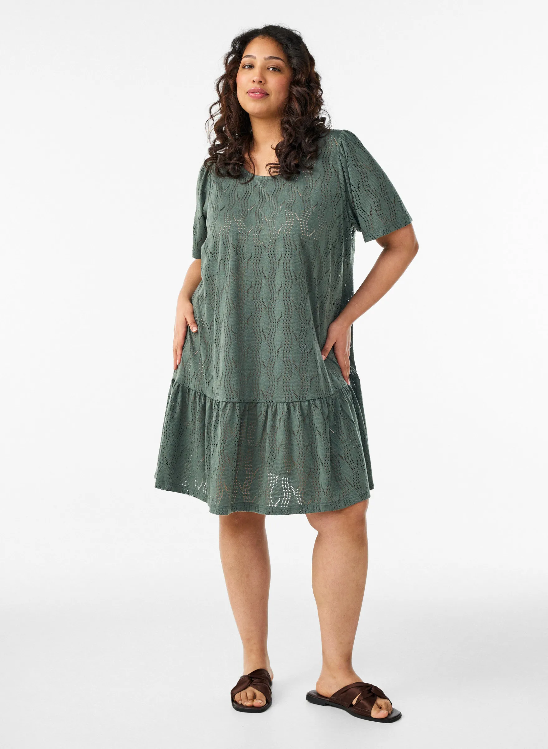 FLASH - Kurzes Kleid aus Jersey mit Lochstickerei