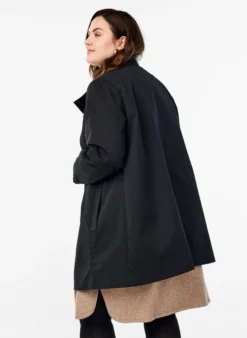 Frühlingsjacke aus wasserabweisendem Material mit A-Linie
