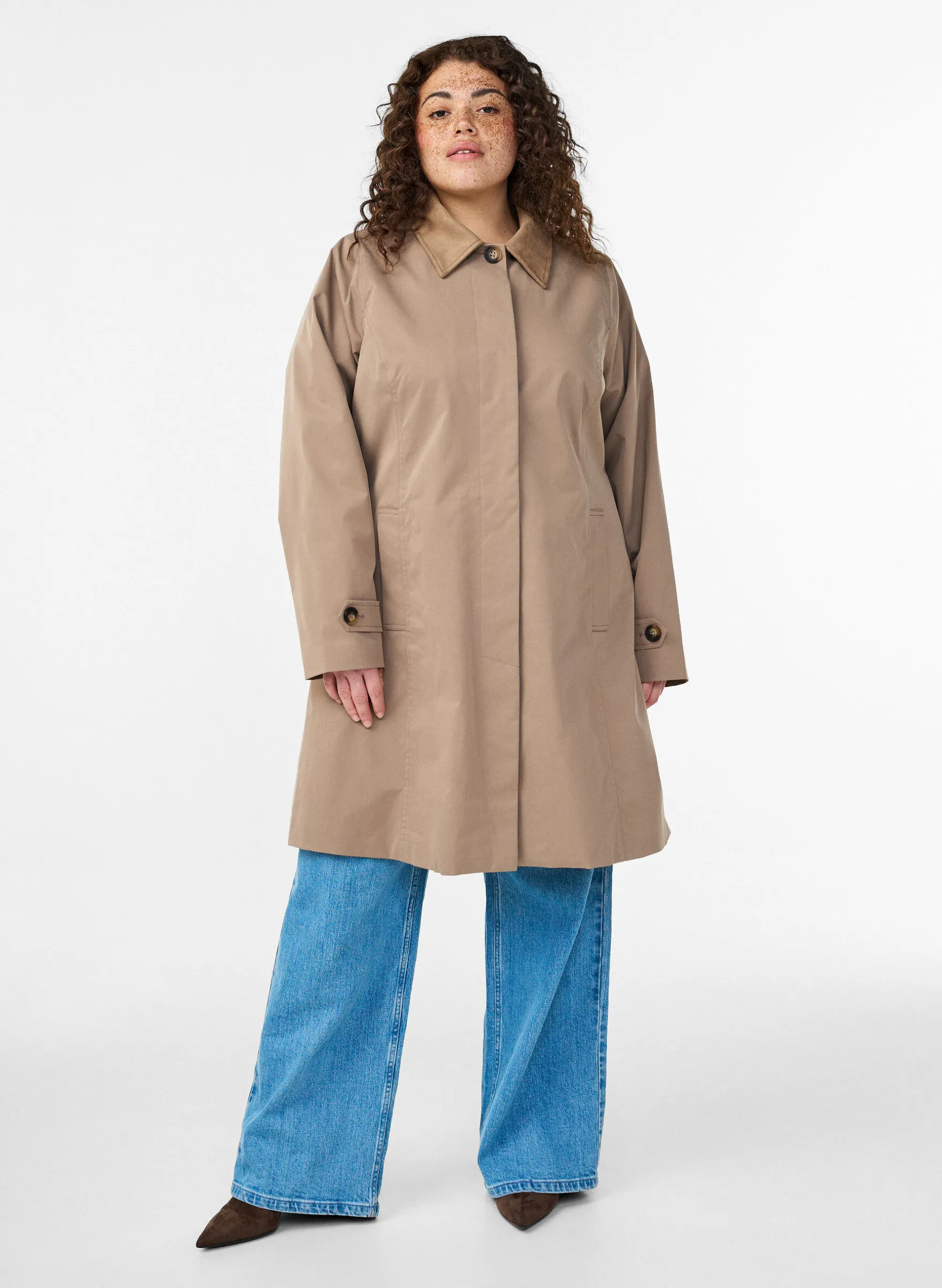 Frühlingsjacke mit Kragen aus Wildlederimitat und verdeckter Knopfleiste