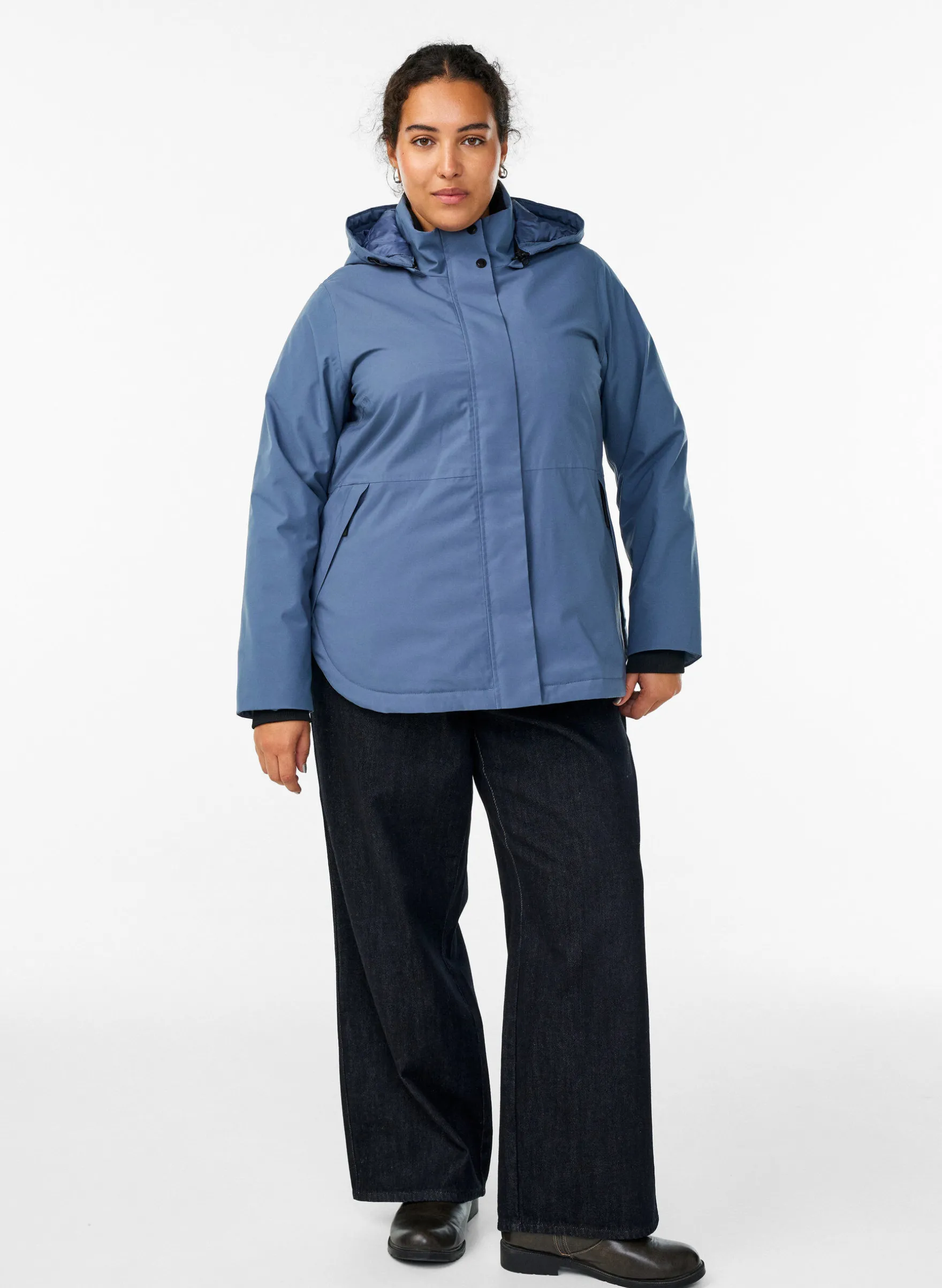 Funktionelle kurze Winterjacke mit Kapuze