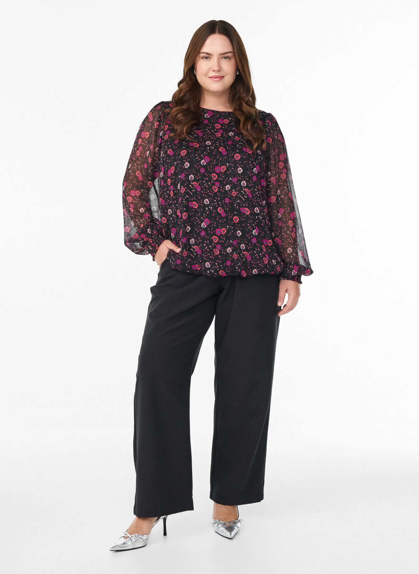Geblümte Bluse aus Chiffon mit transparenten Ärmeln