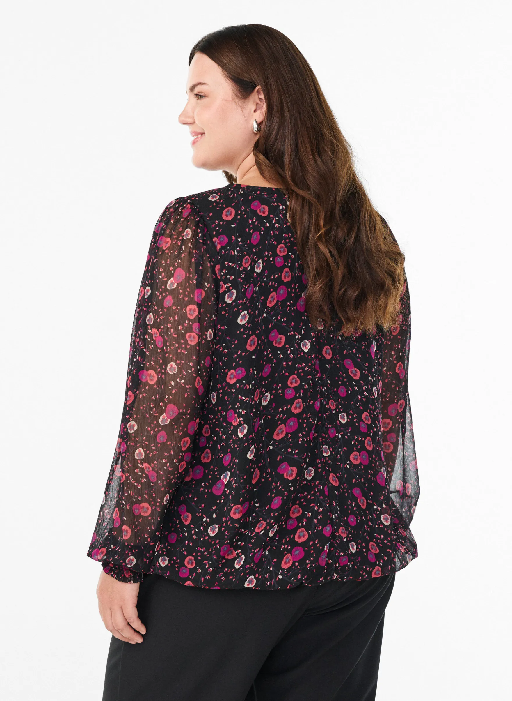 Geblümte Bluse aus Chiffon mit transparenten Ärmeln