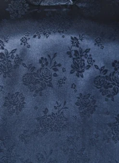 Geblümte Bluse aus Satin mit V-Ausschnitt