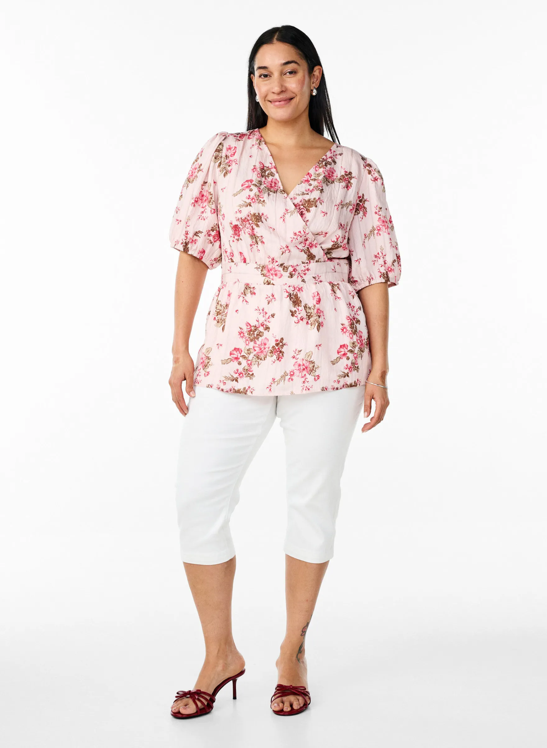 Geblümte Bluse mit kurzen Ärmeln und geraffter Taille