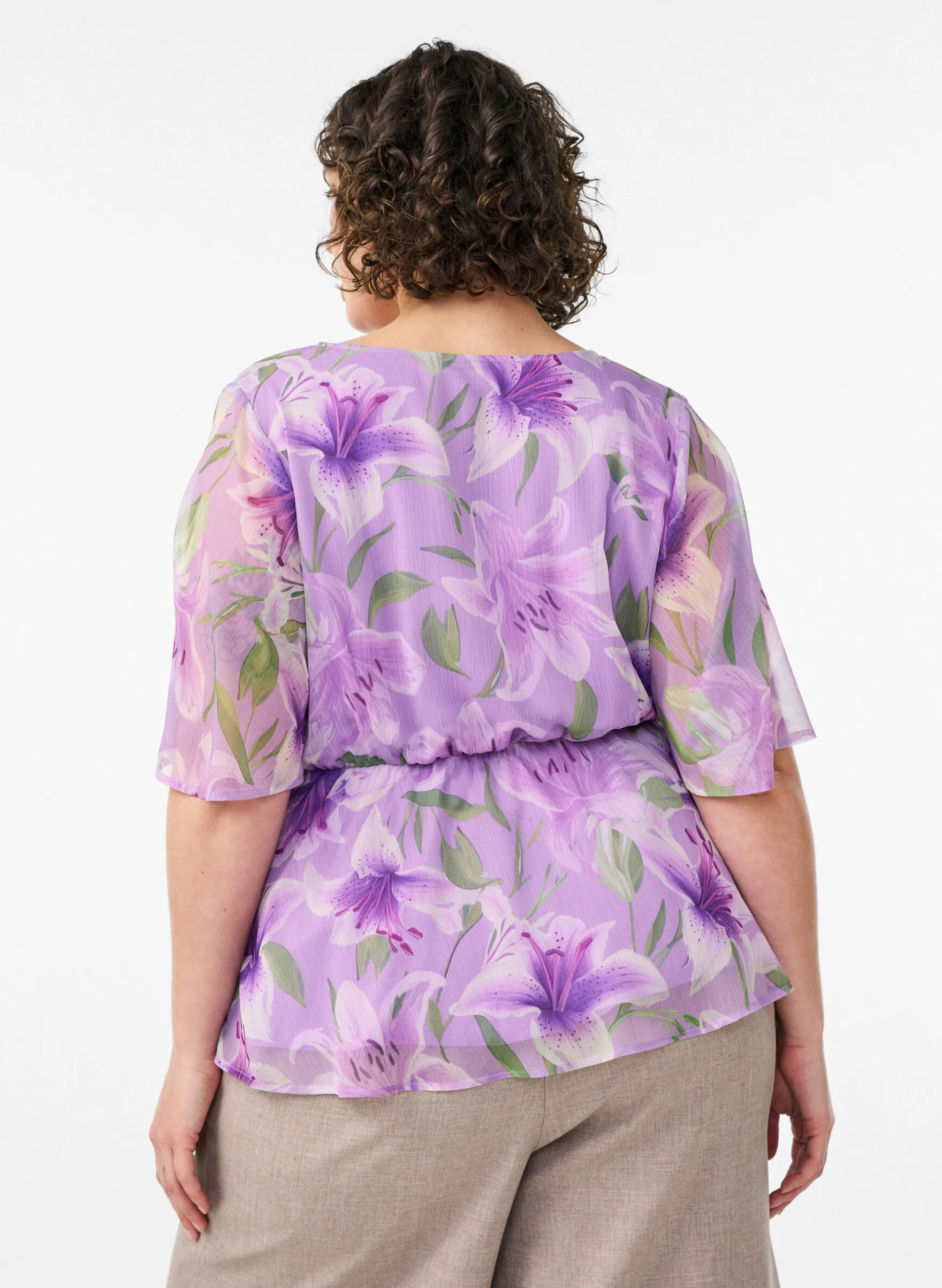 Geblümte Chiffonbluse mit kurzen Ärmeln