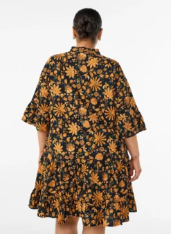 Geblümtes Kleid aus Baumwolle mit Rüschendetails und lockerer A-Linien-Form
