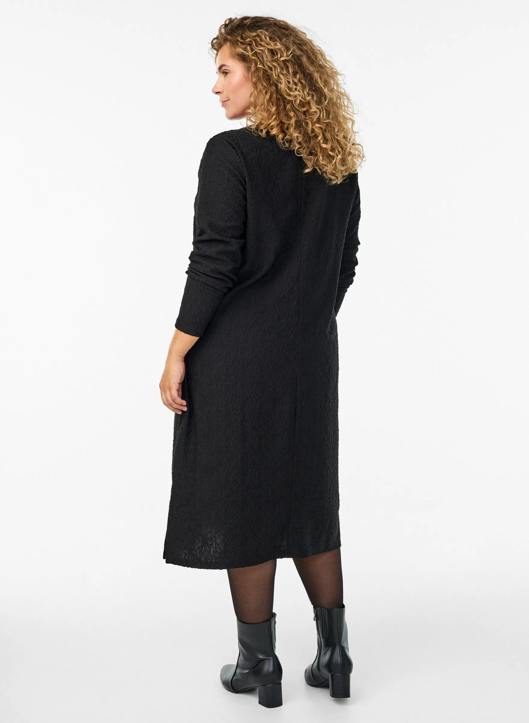 Geblümtes Kleid mit Muster und langen Ärmeln