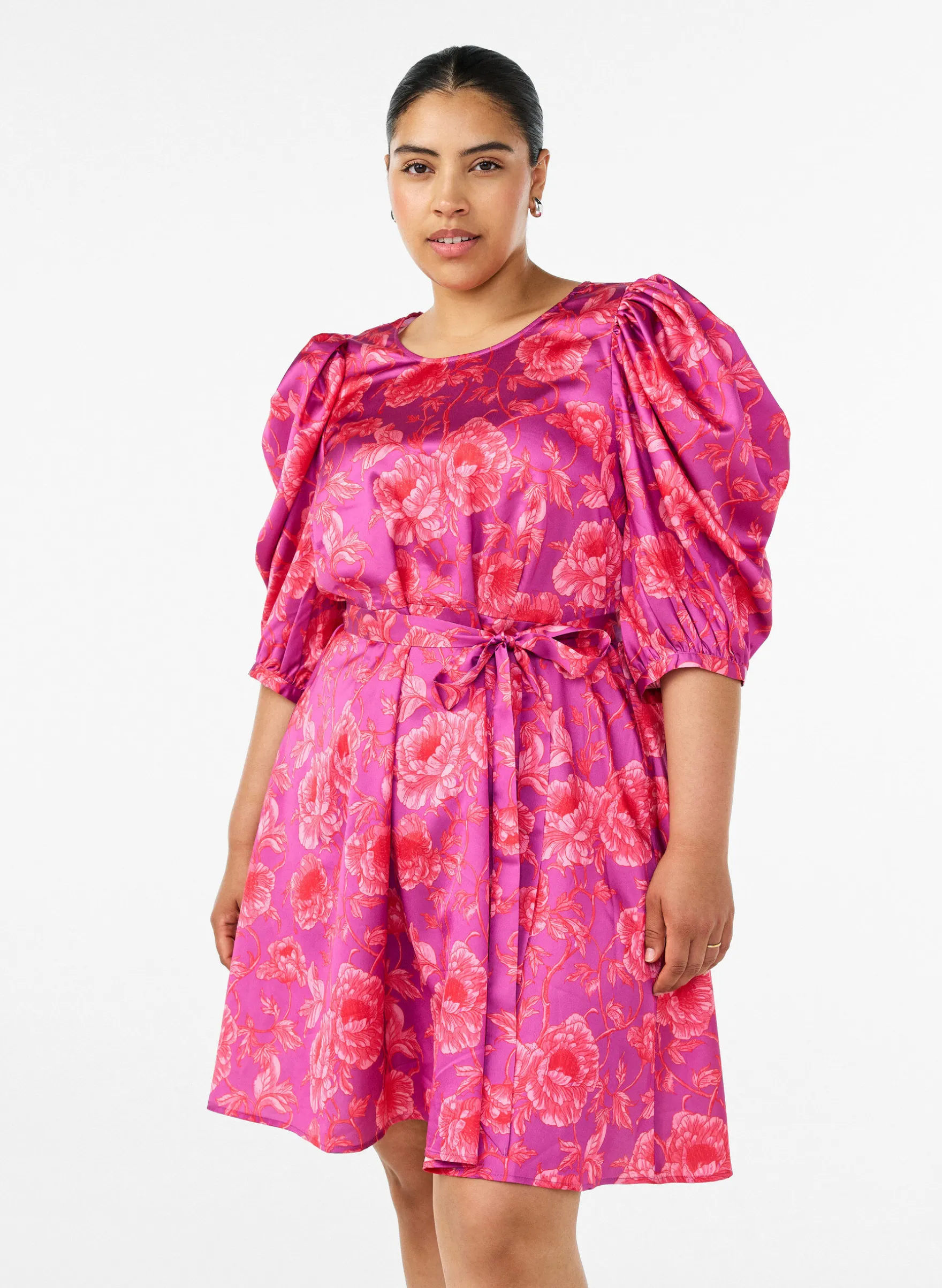 Geblümtes Kleid mit Puffärmeln und Bindegürtel
