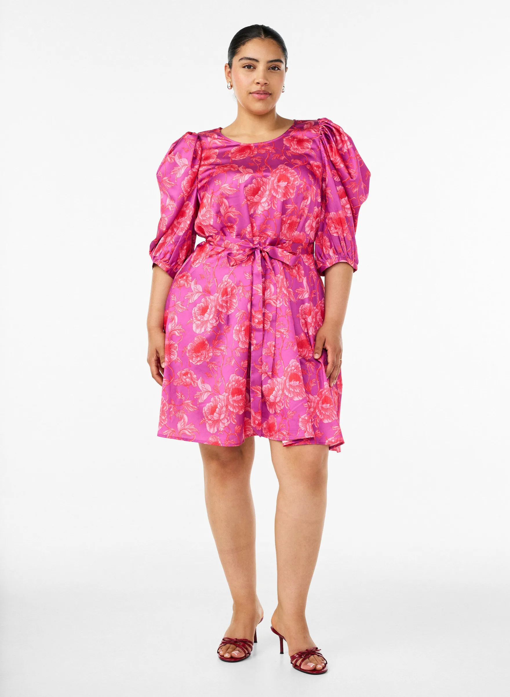 Geblümtes Kleid mit Puffärmeln und Bindegürtel