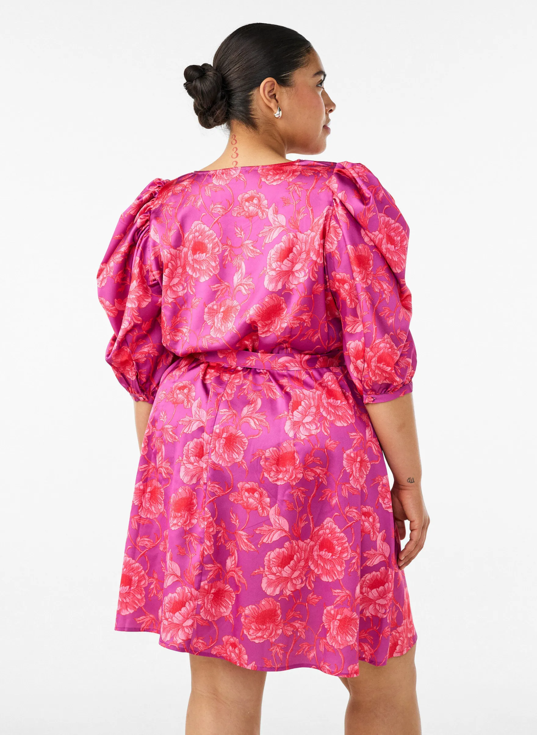 Geblümtes Kleid mit Puffärmeln und Bindegürtel