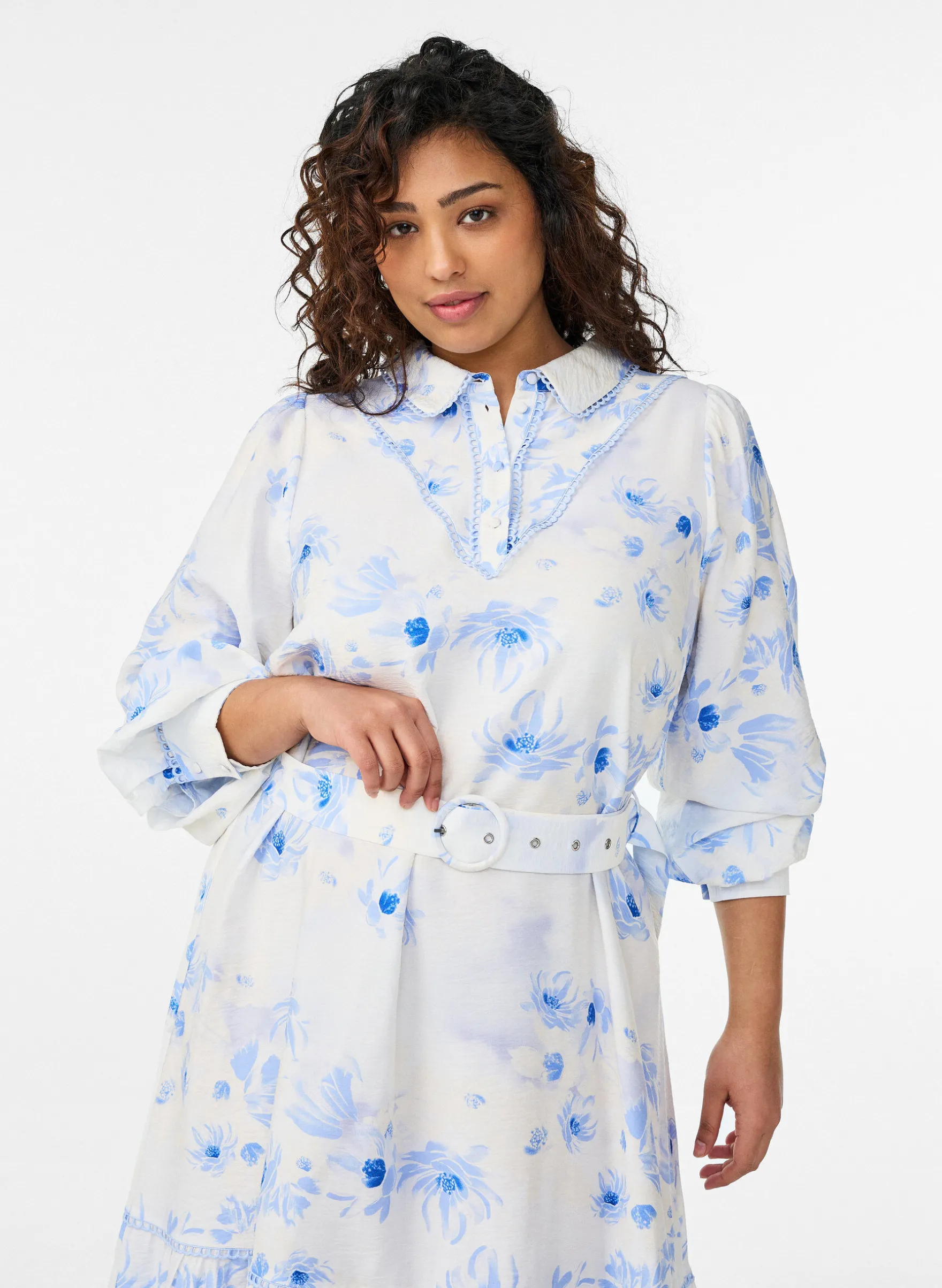 Geblümtes Midikleid mit Gürtel und langen Ärmeln
