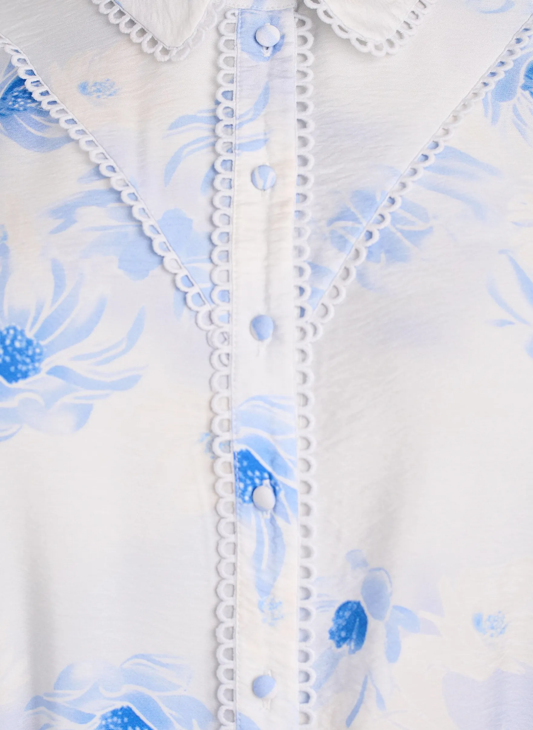 Geblümtes Midikleid mit Gürtel und langen Ärmeln