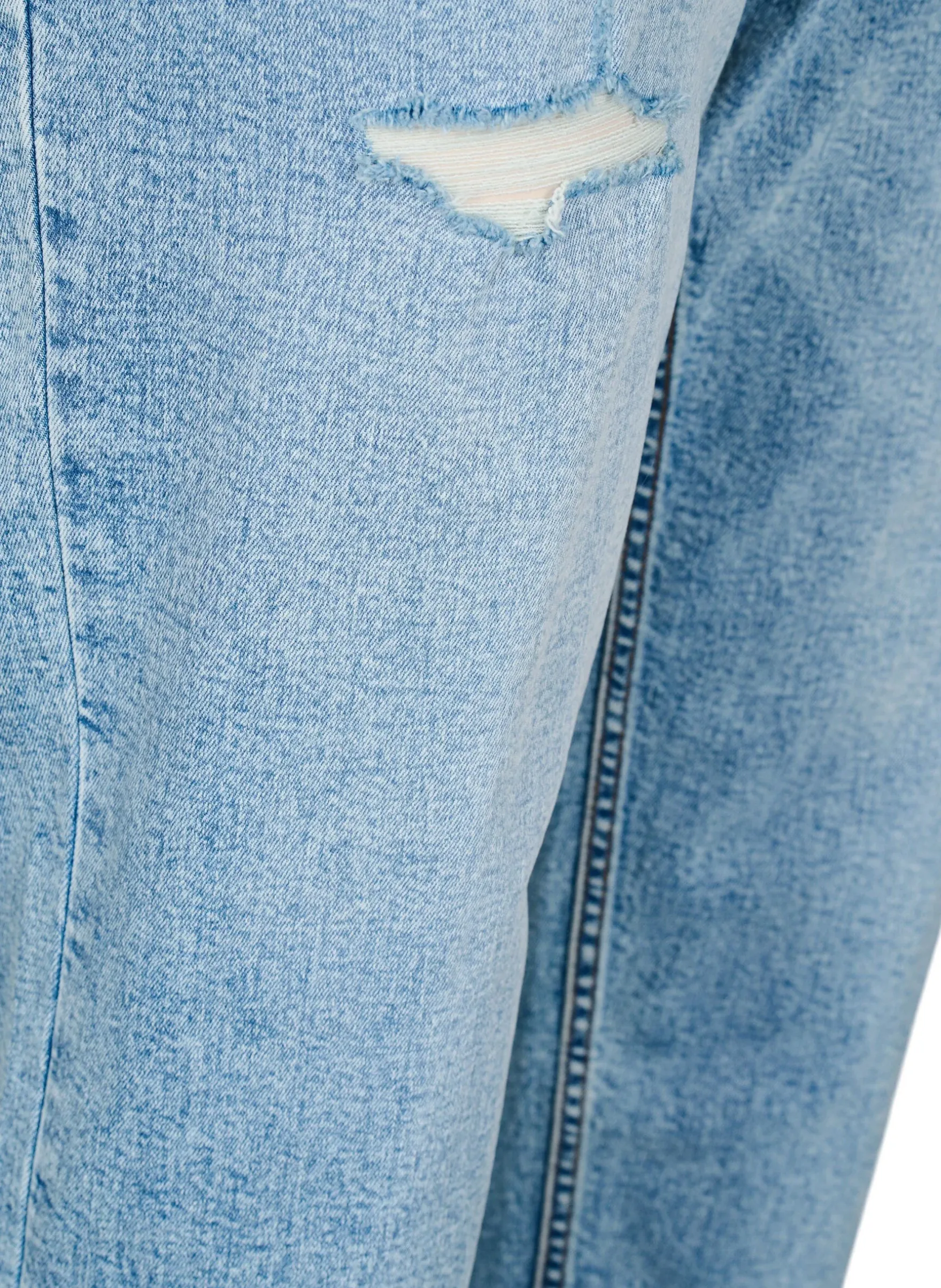 Gekürzte Vera Jeans mit Destroyed-Effekten