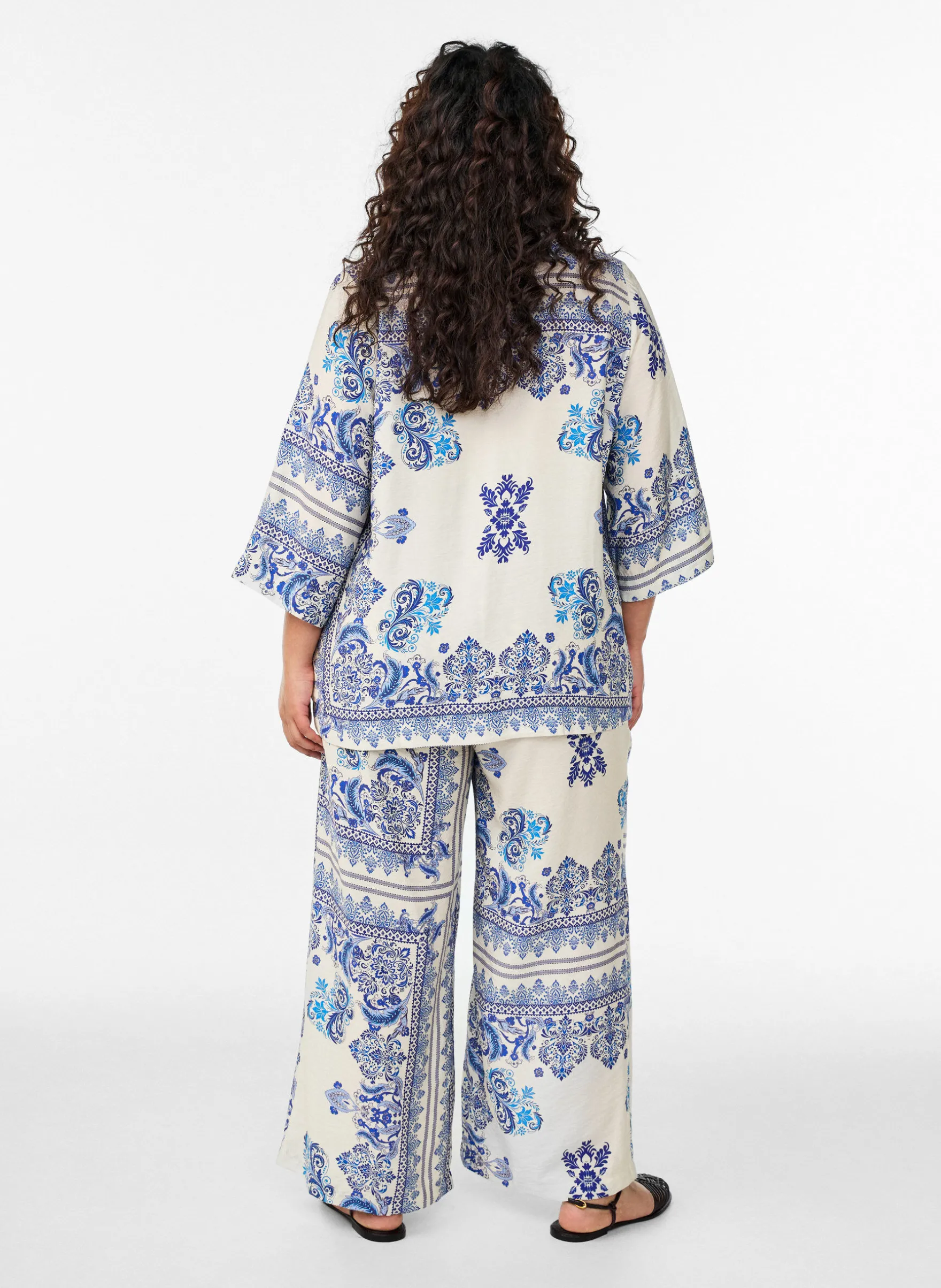 Gemusterte Hose mit weitem Bein