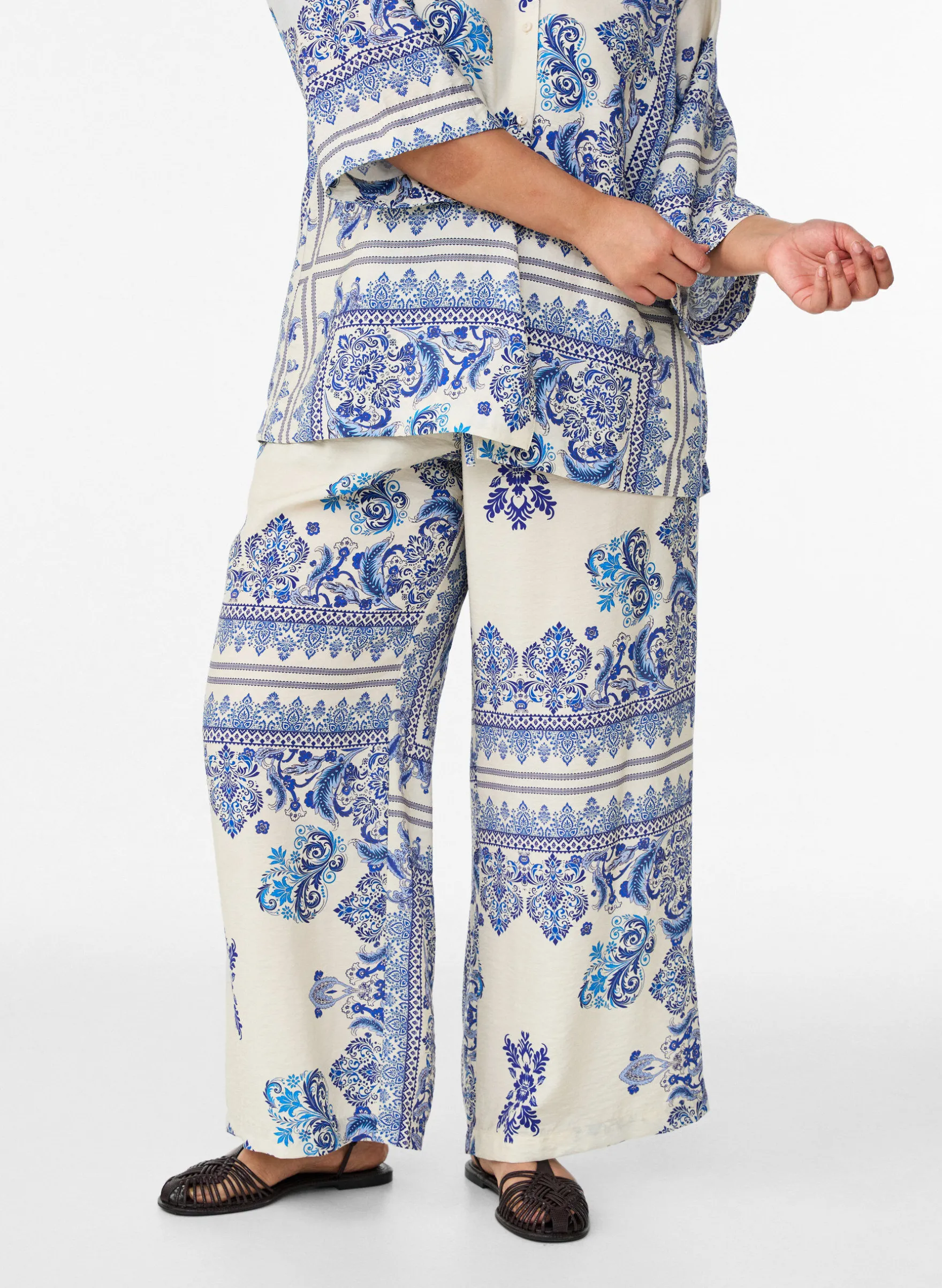 Gemusterte Hose mit weitem Bein