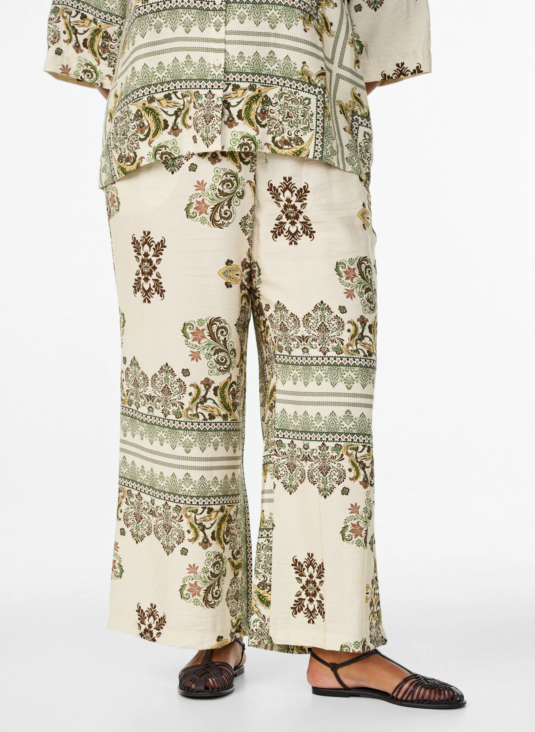 Gemusterte Hose mit weitem Bein