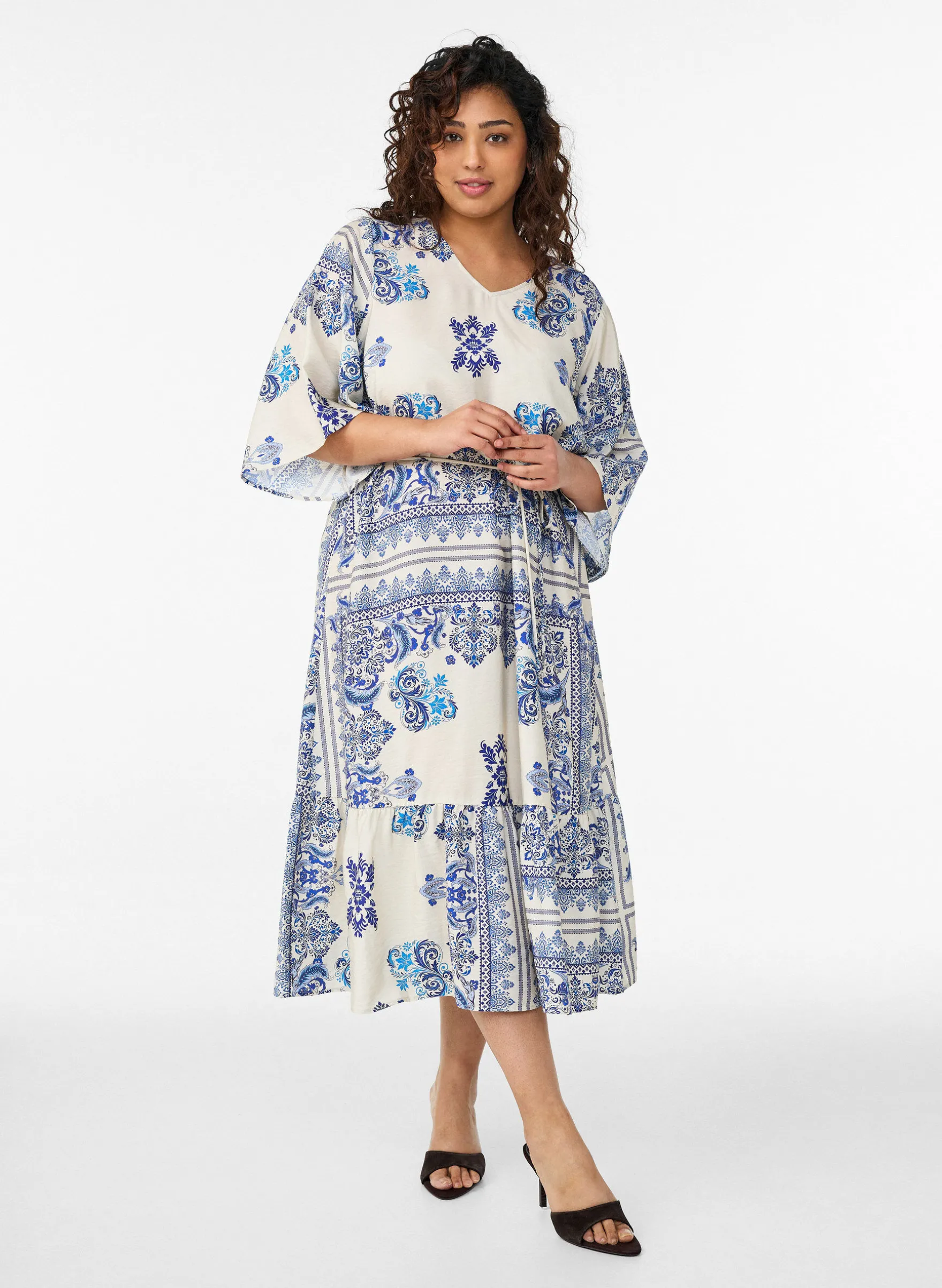 Gemustertes Midikleid aus Viskose mit Bindegürtel