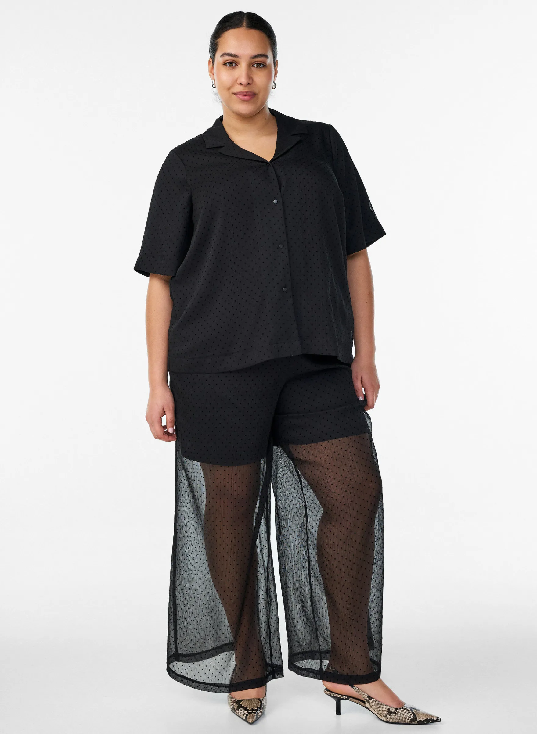 Gepunktete Hemdbluse mit Revers