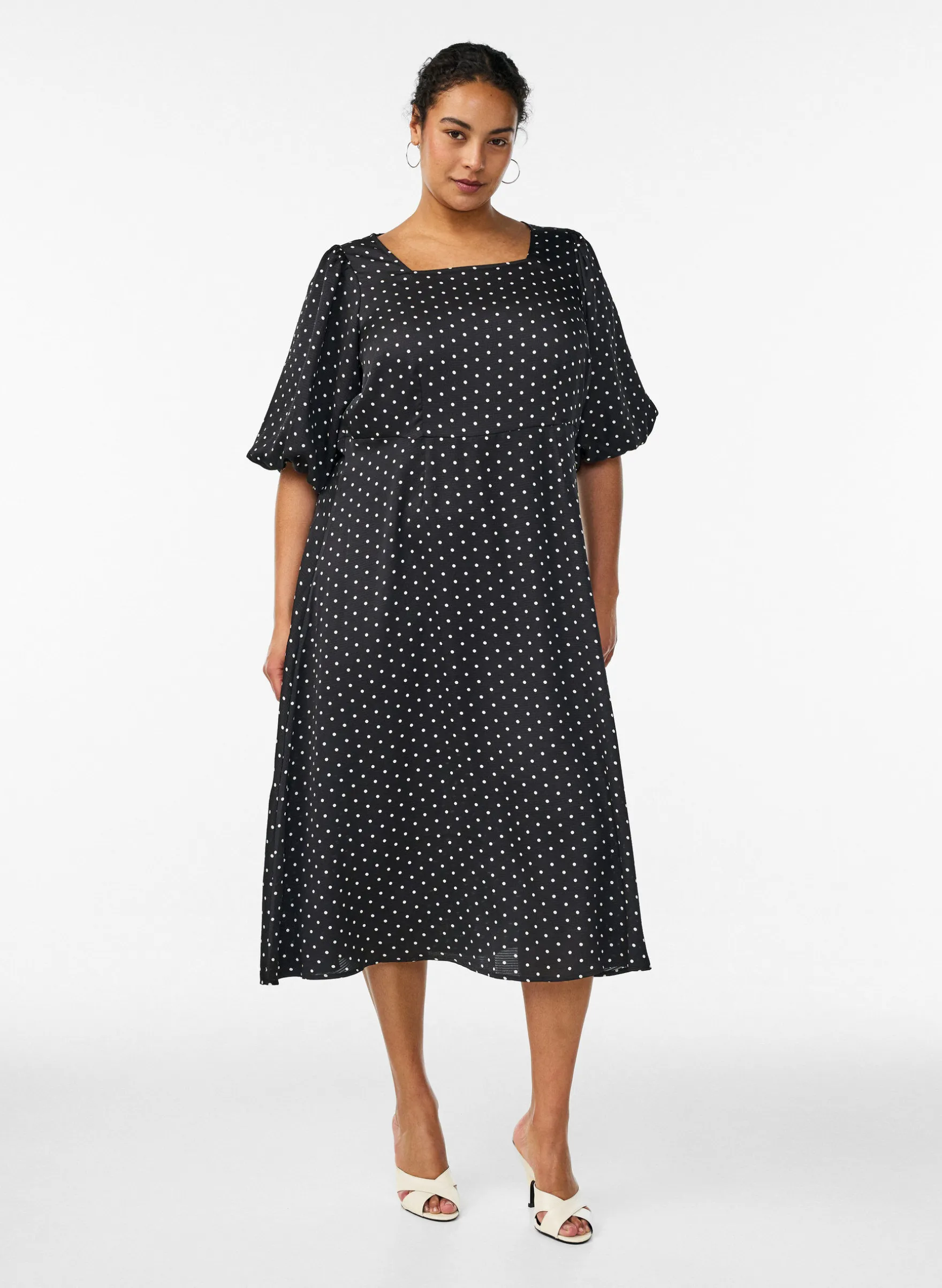 Gepunktetes Midikleid mit eckigem Ausschnitt