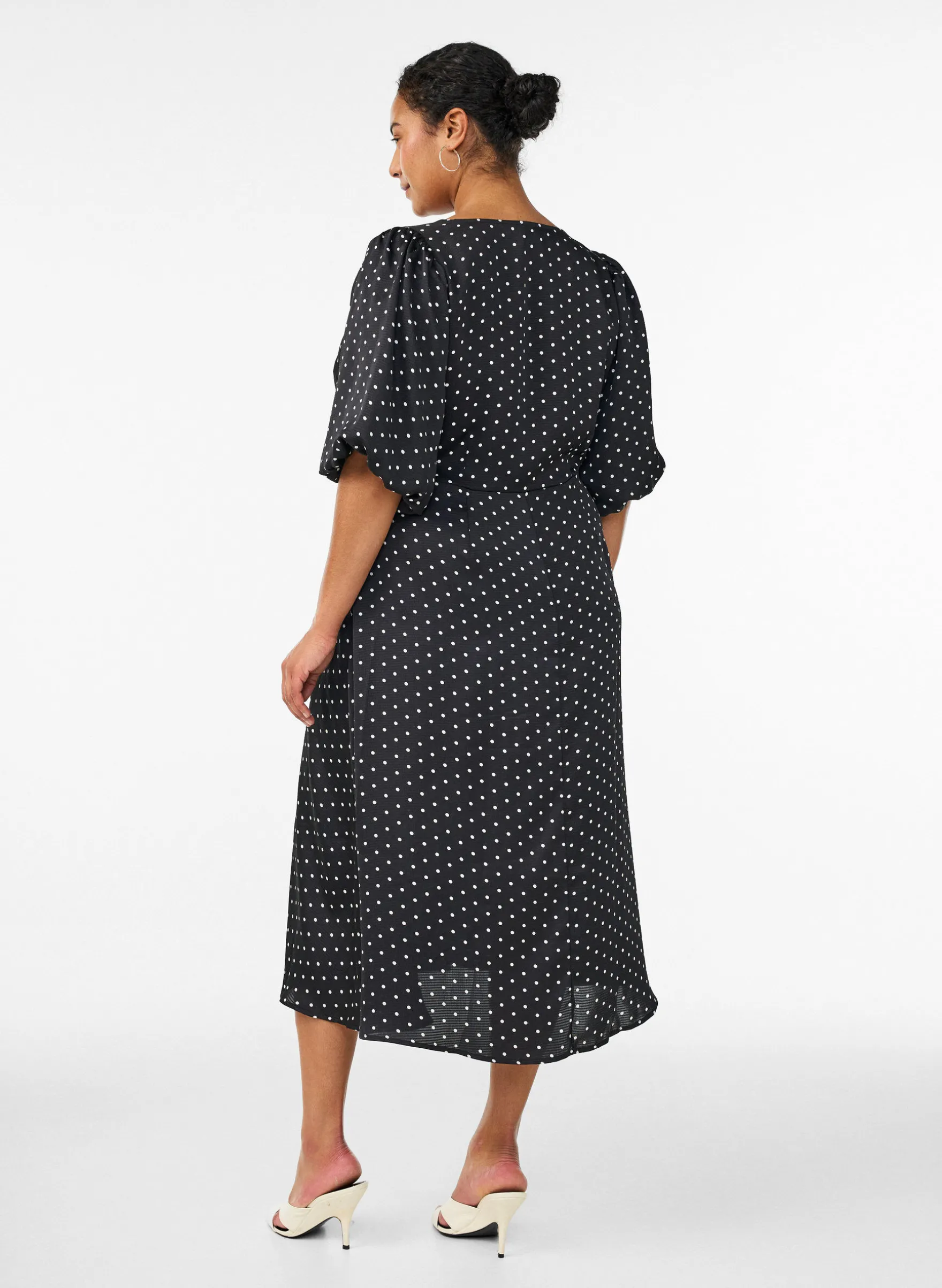 Gepunktetes Midikleid mit eckigem Ausschnitt