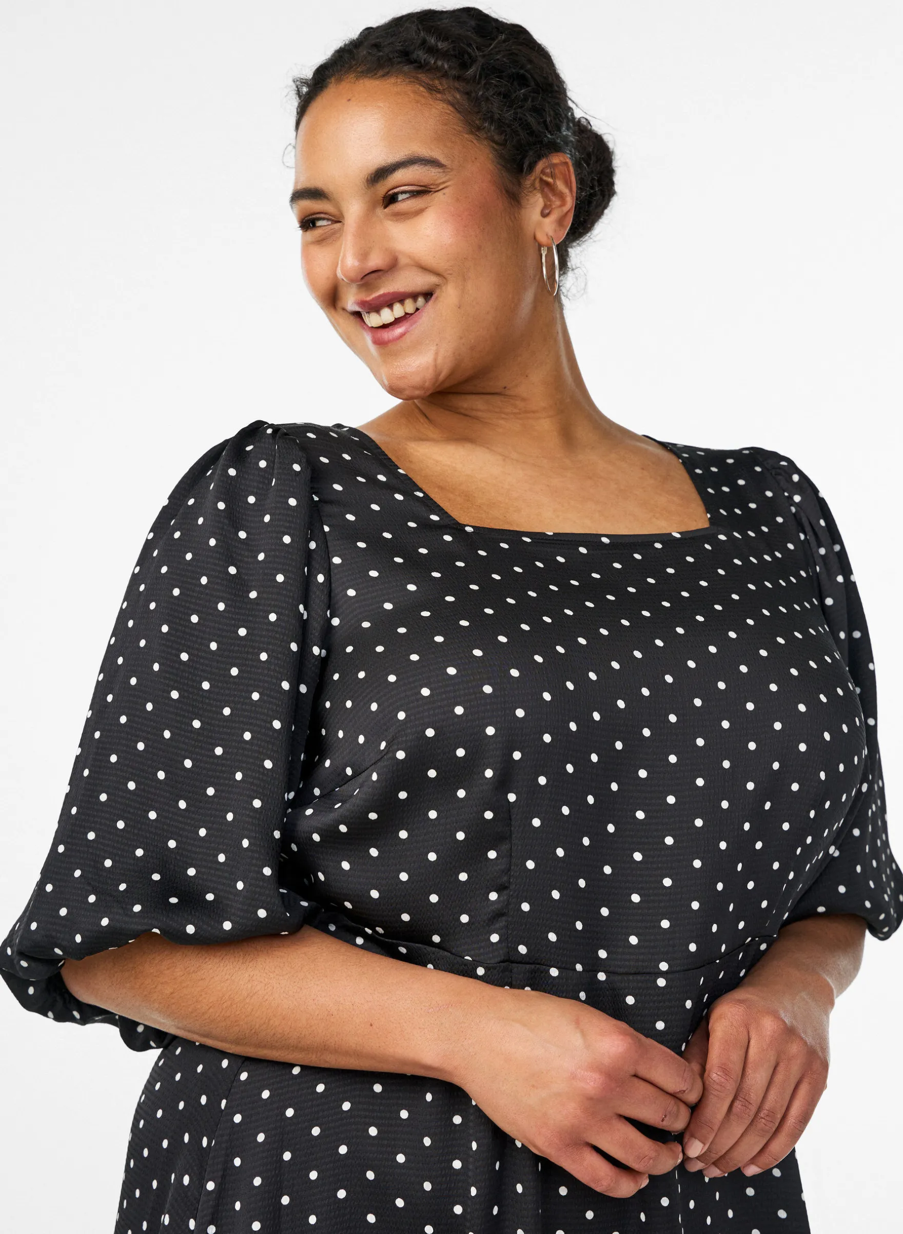 Gepunktetes Midikleid mit eckigem Ausschnitt