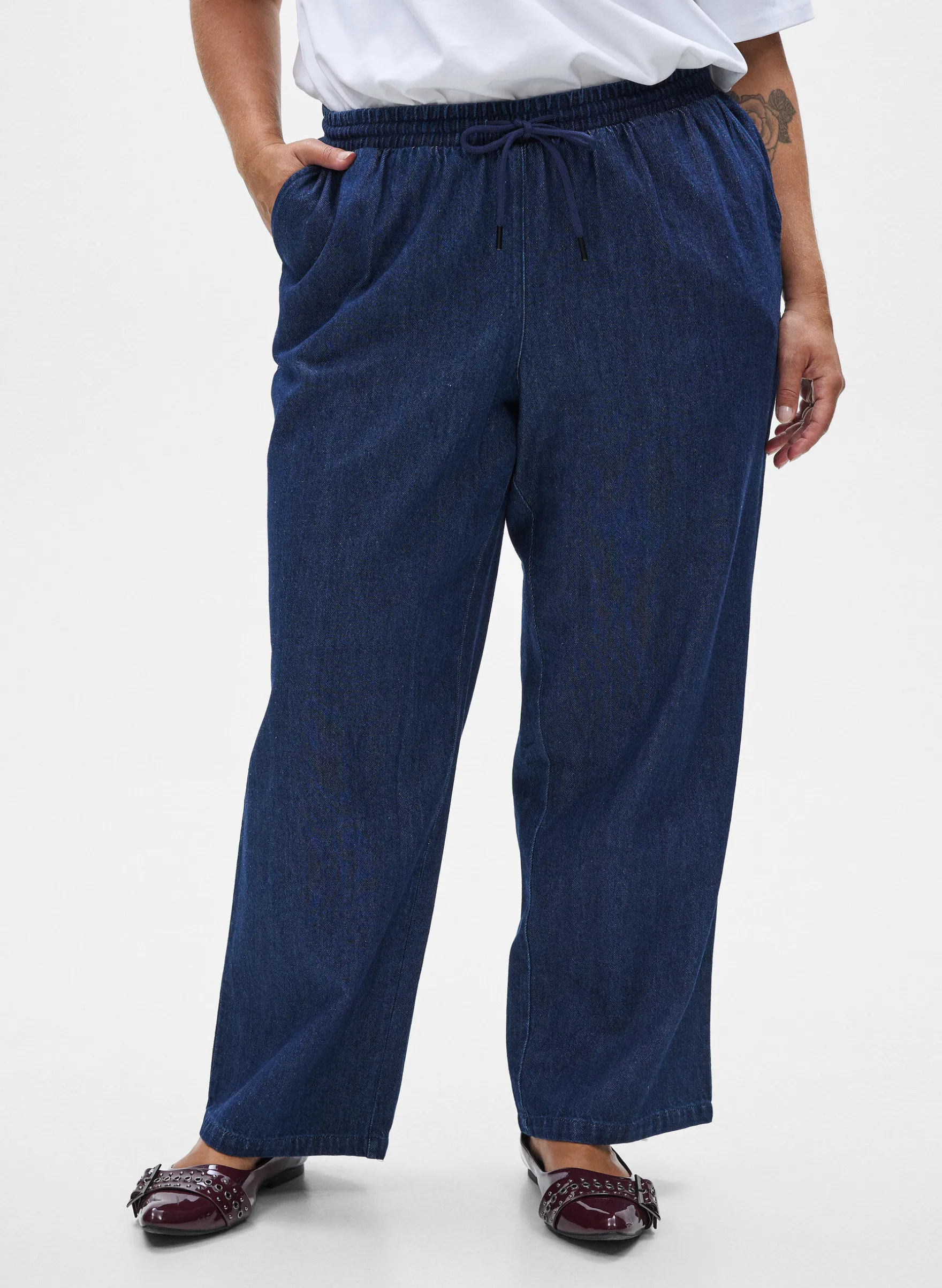 Gerade geschnittene Jeans mit elastischem Bund